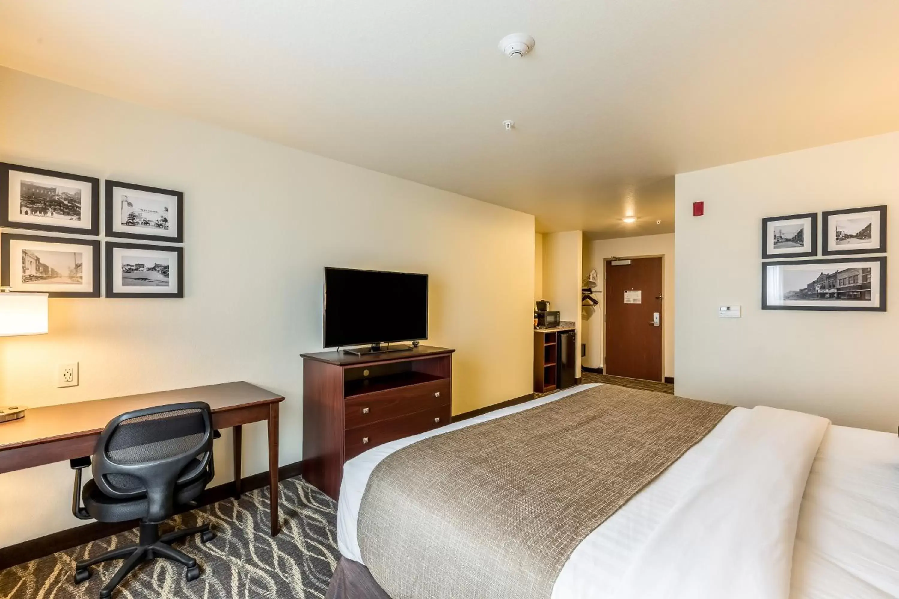 Bed, TV/Entertainment Center in Cobblestone Hotel & Suites - Chippewa Falls