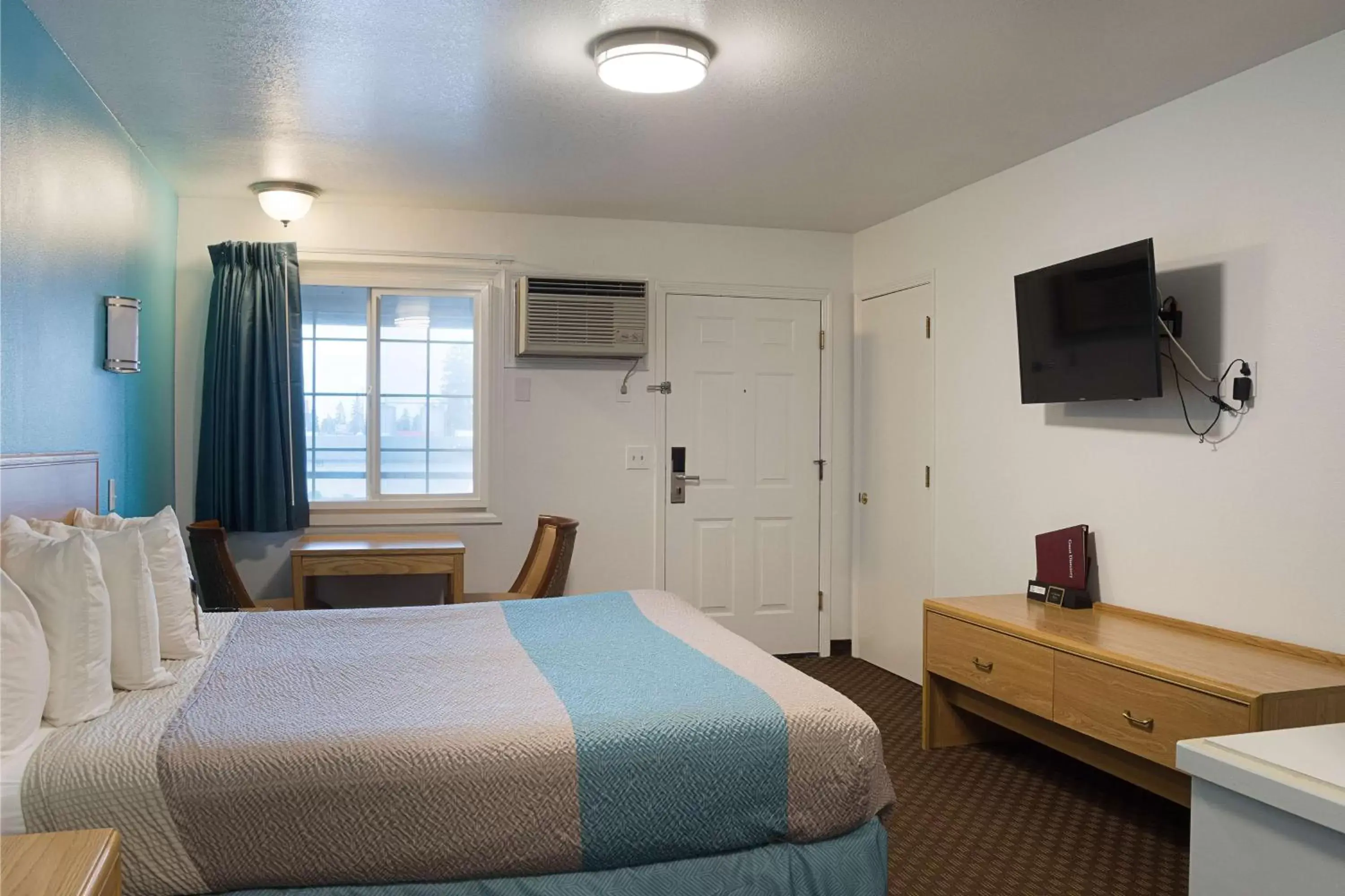 Photo of the whole room, Bed in Motel 6-Canby, OR