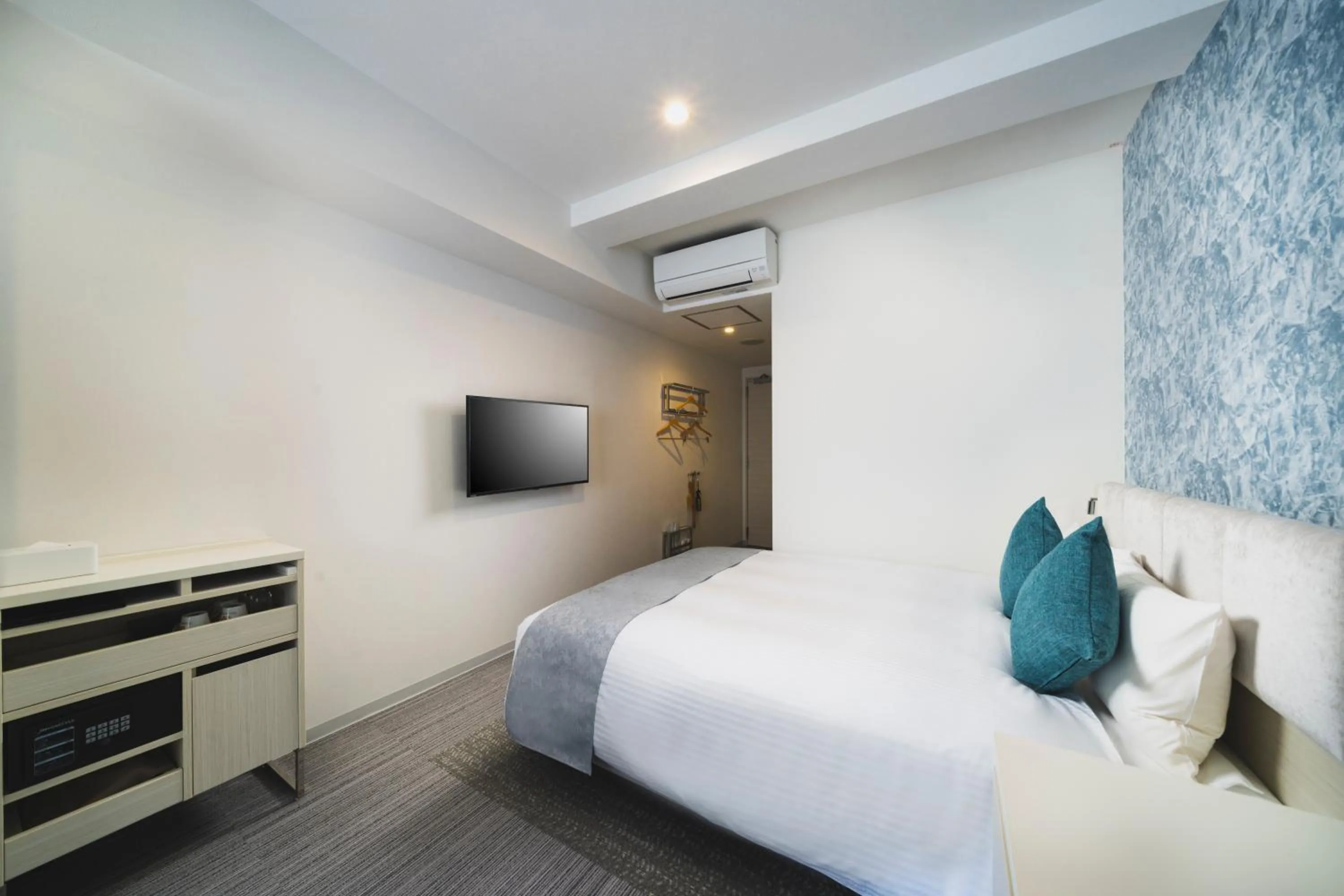 Photo of the whole room, Bed in Rembrandt Style Naha