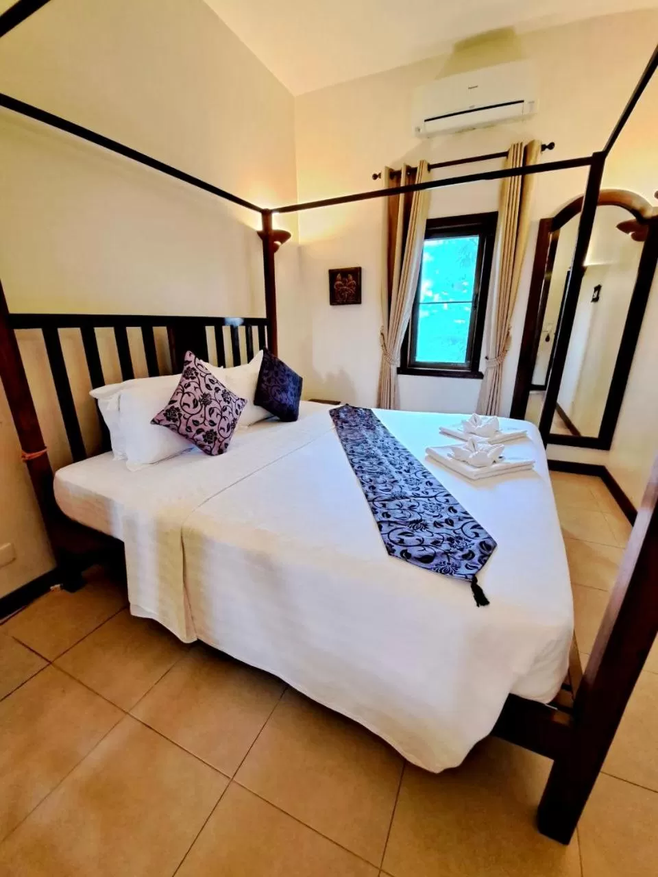 Bed in DEN HOTEL TOTONOU SIEM REAP
