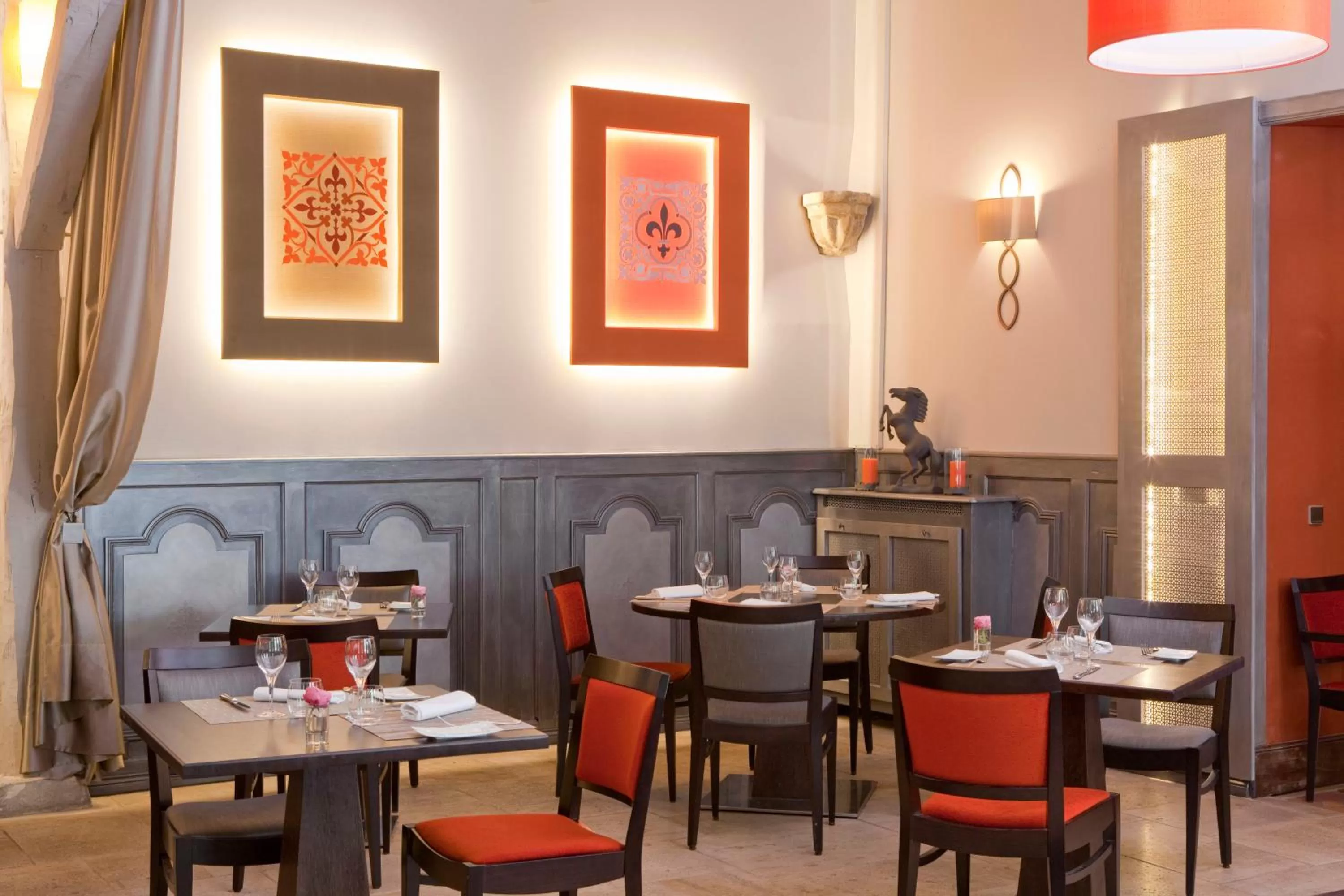 Restaurant/places to eat in Hôtel Aux Vieux Remparts, The Originals Relais