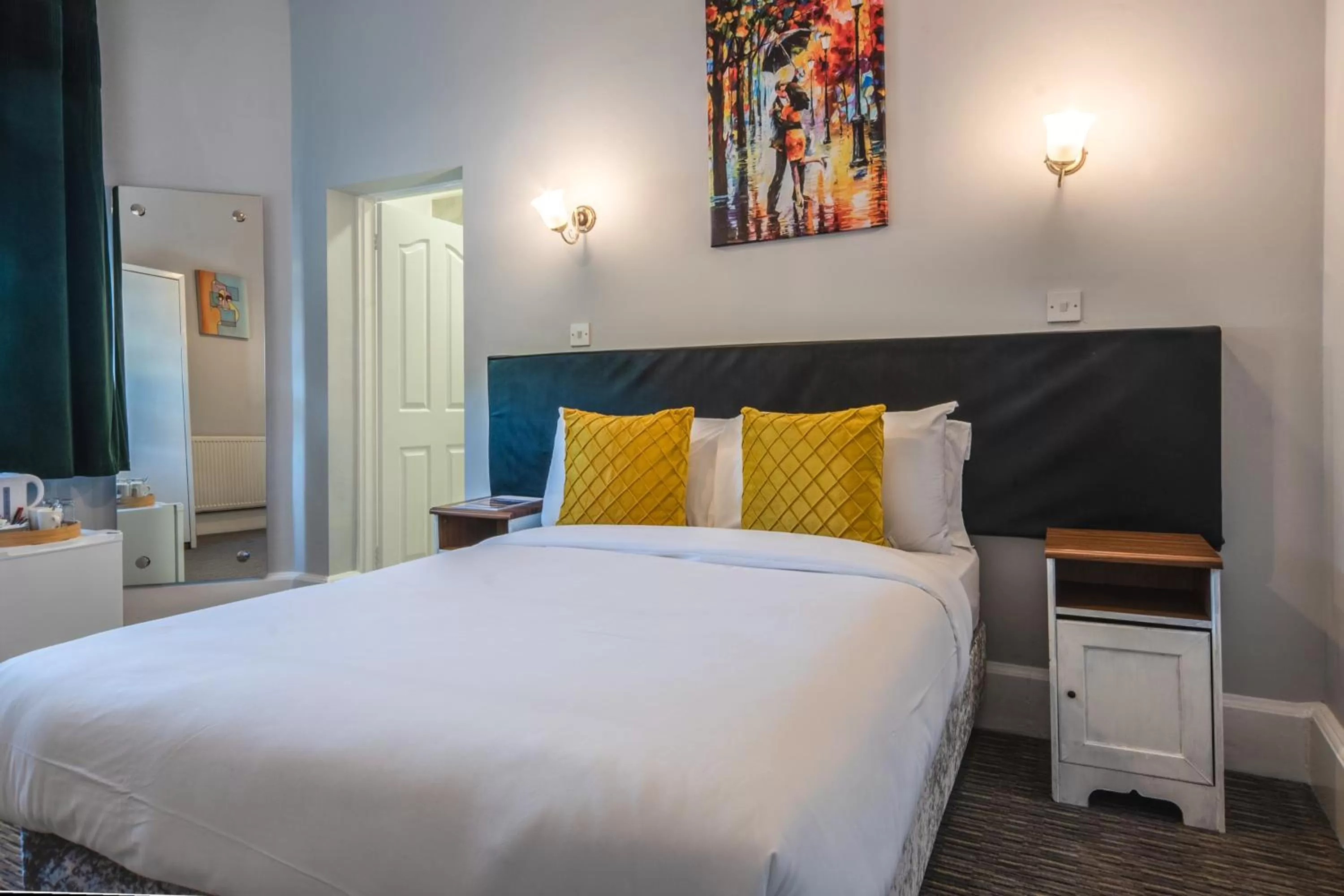 Bedroom, Bed in Plough Hotel