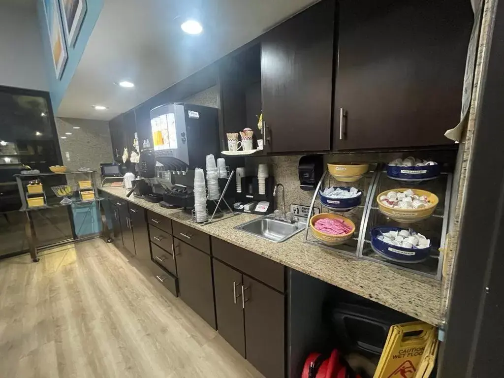 Breakfast, Kitchen/Kitchenette in Days Inn by Wyndham Lake Park/Valdosta