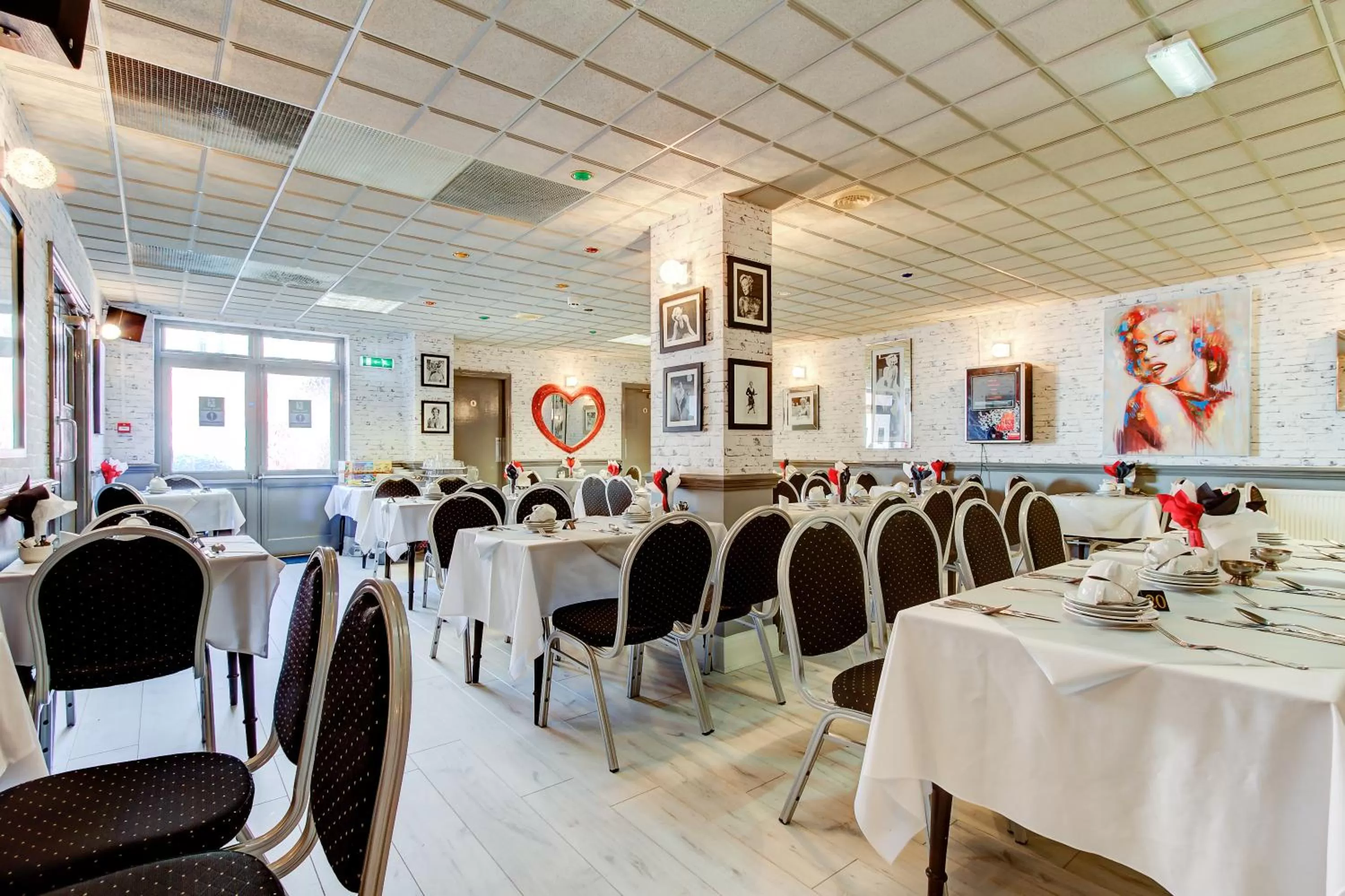 Restaurant/places to eat in The Sandringham Court Hotel & Apartment Welcoming Large and Small Groups for 15 years