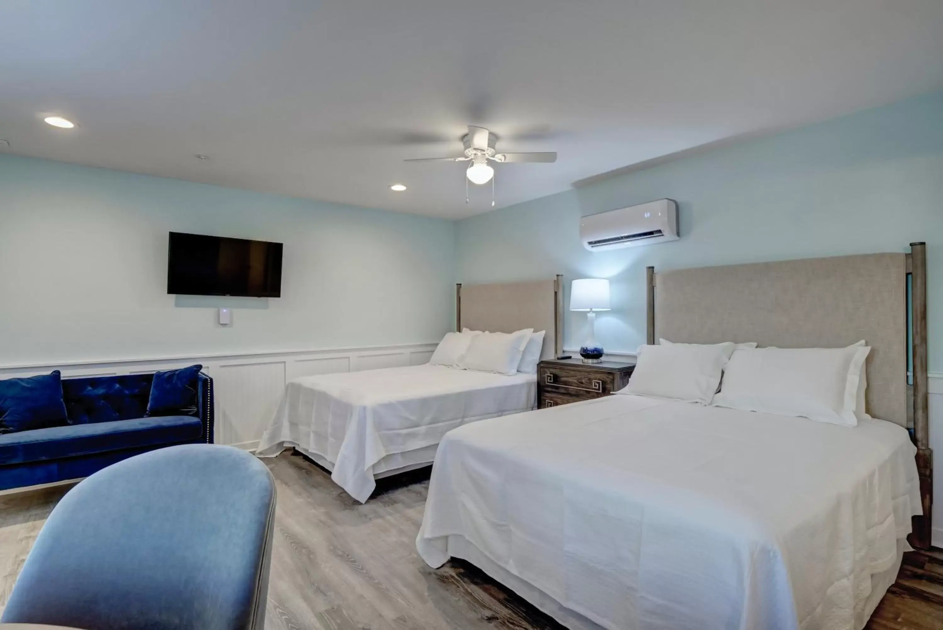 Property building, Bed in Loggerhead Inn and Suites by Carolina Retreats