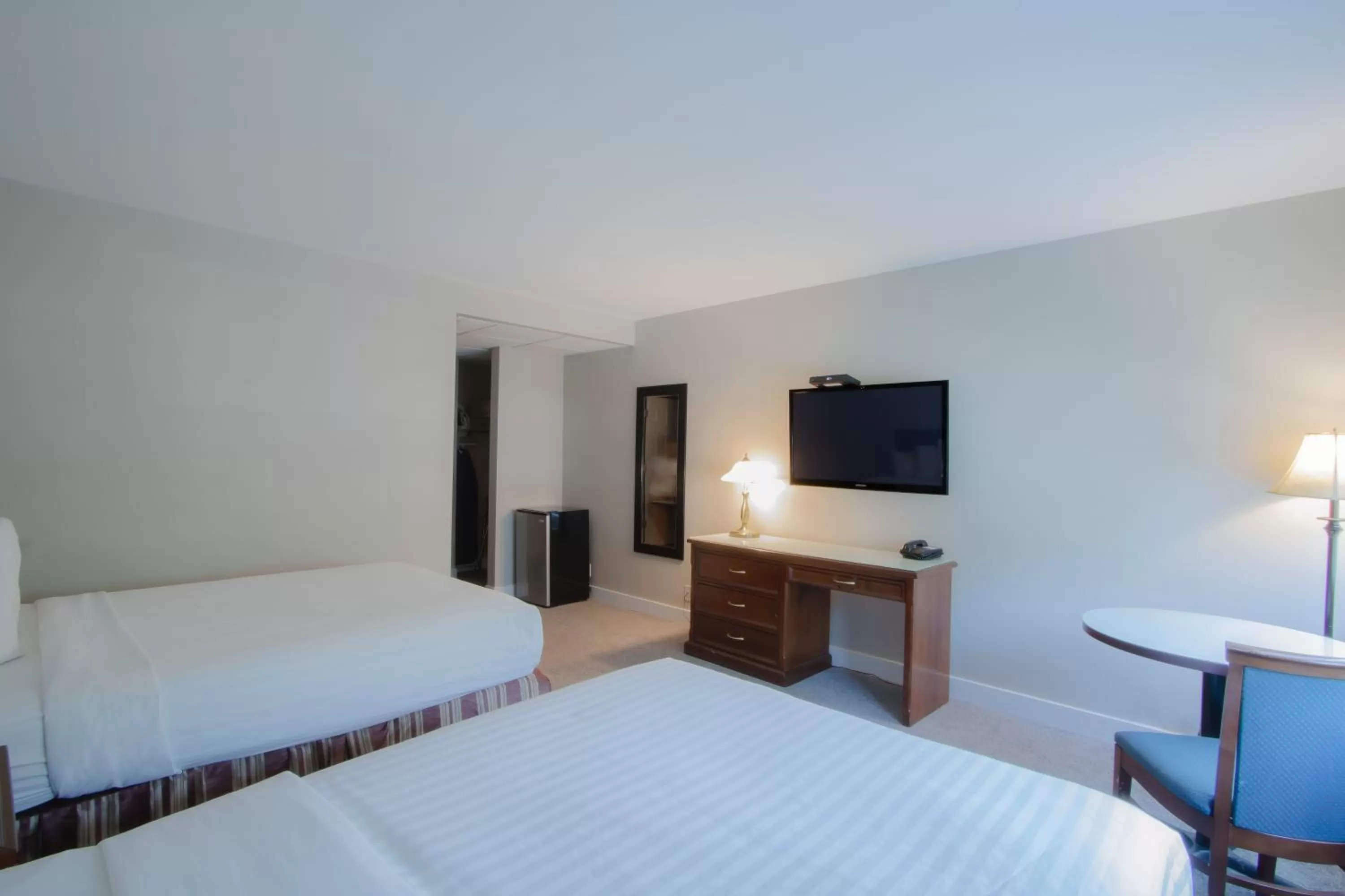 Bedroom, Bed in Scott's Inn & Suites