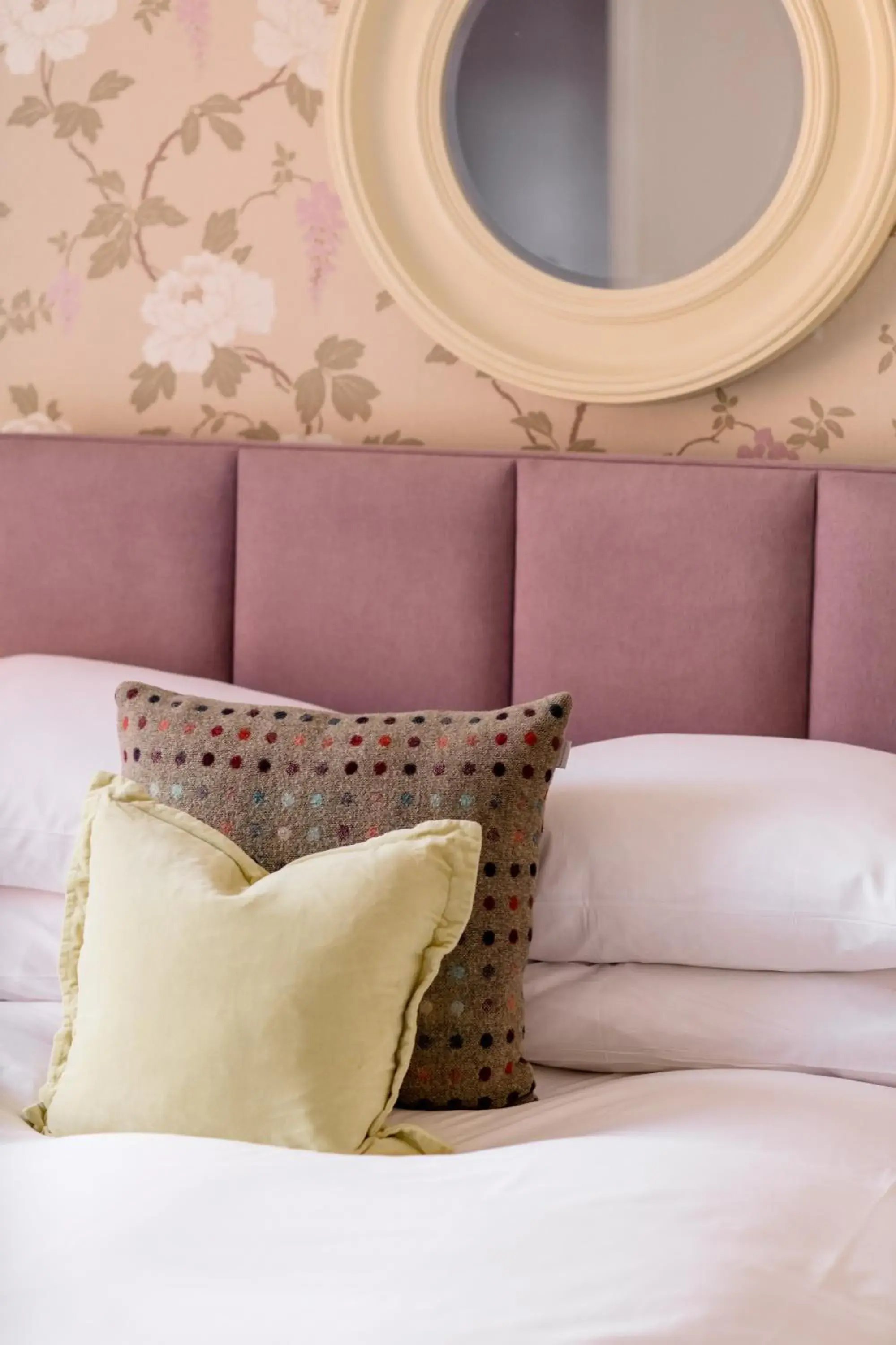 Bed, Seating Area in Sweeney Hall Hotel