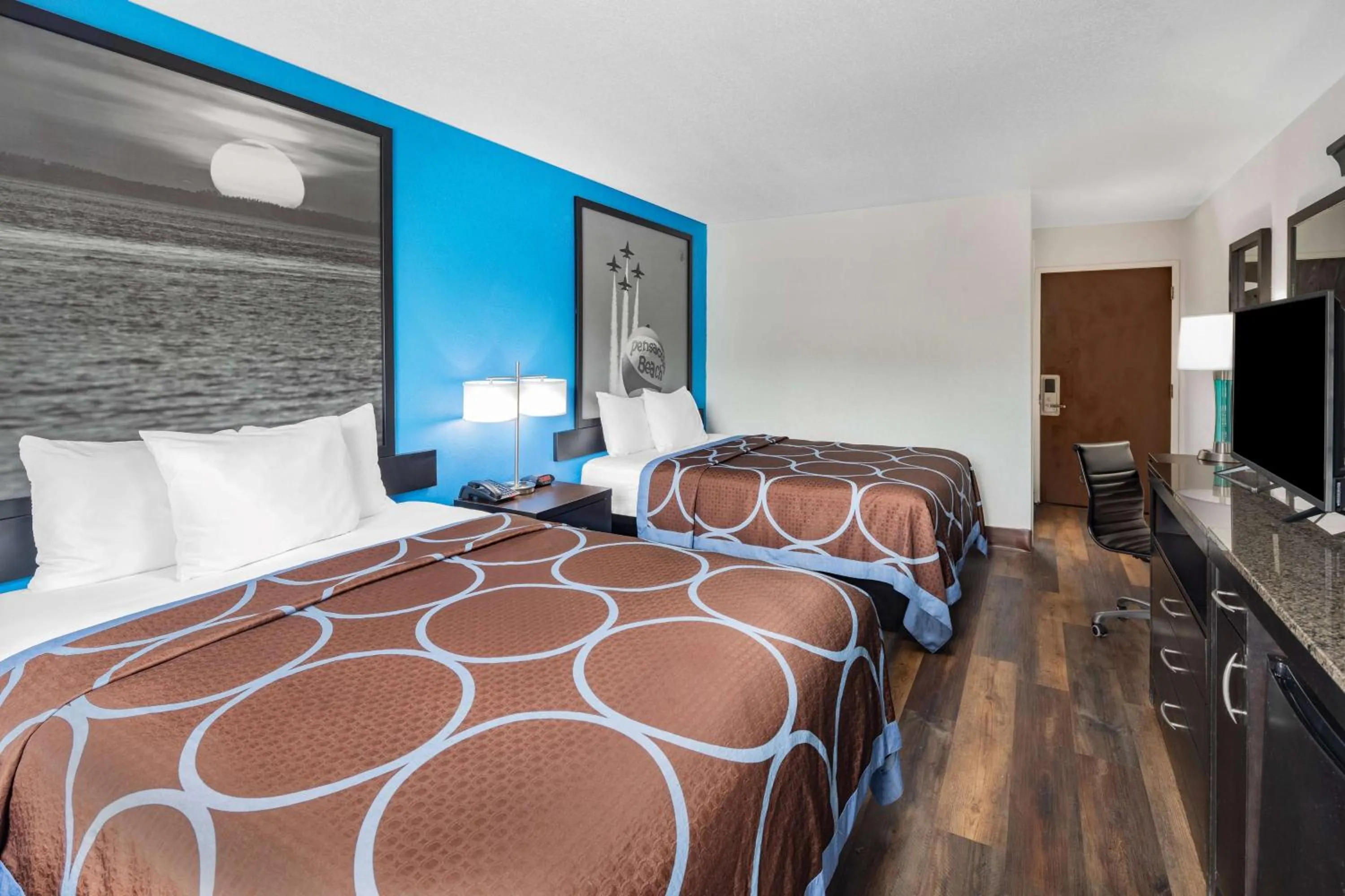 Photo of the whole room, Bed in Super 8 by Wyndham Pensacola