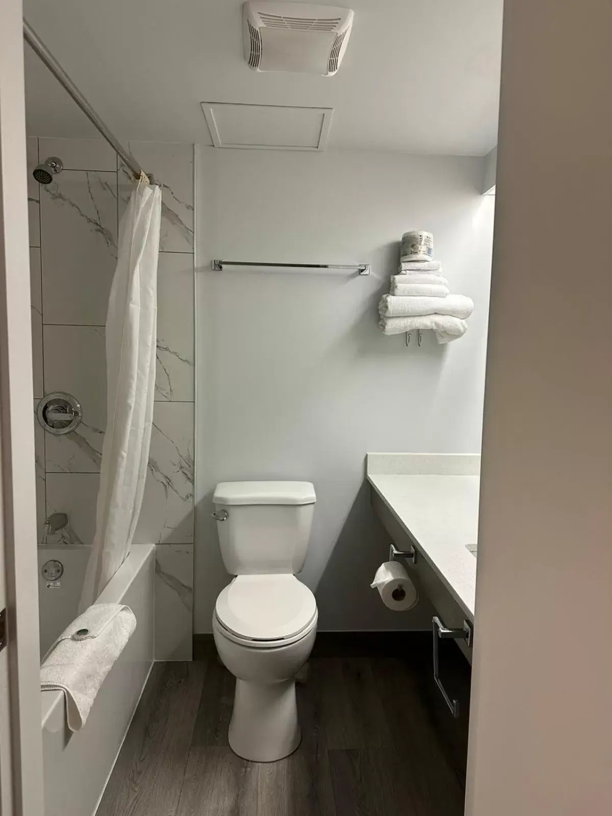 Shower, Bathroom in Wells Gray Inn