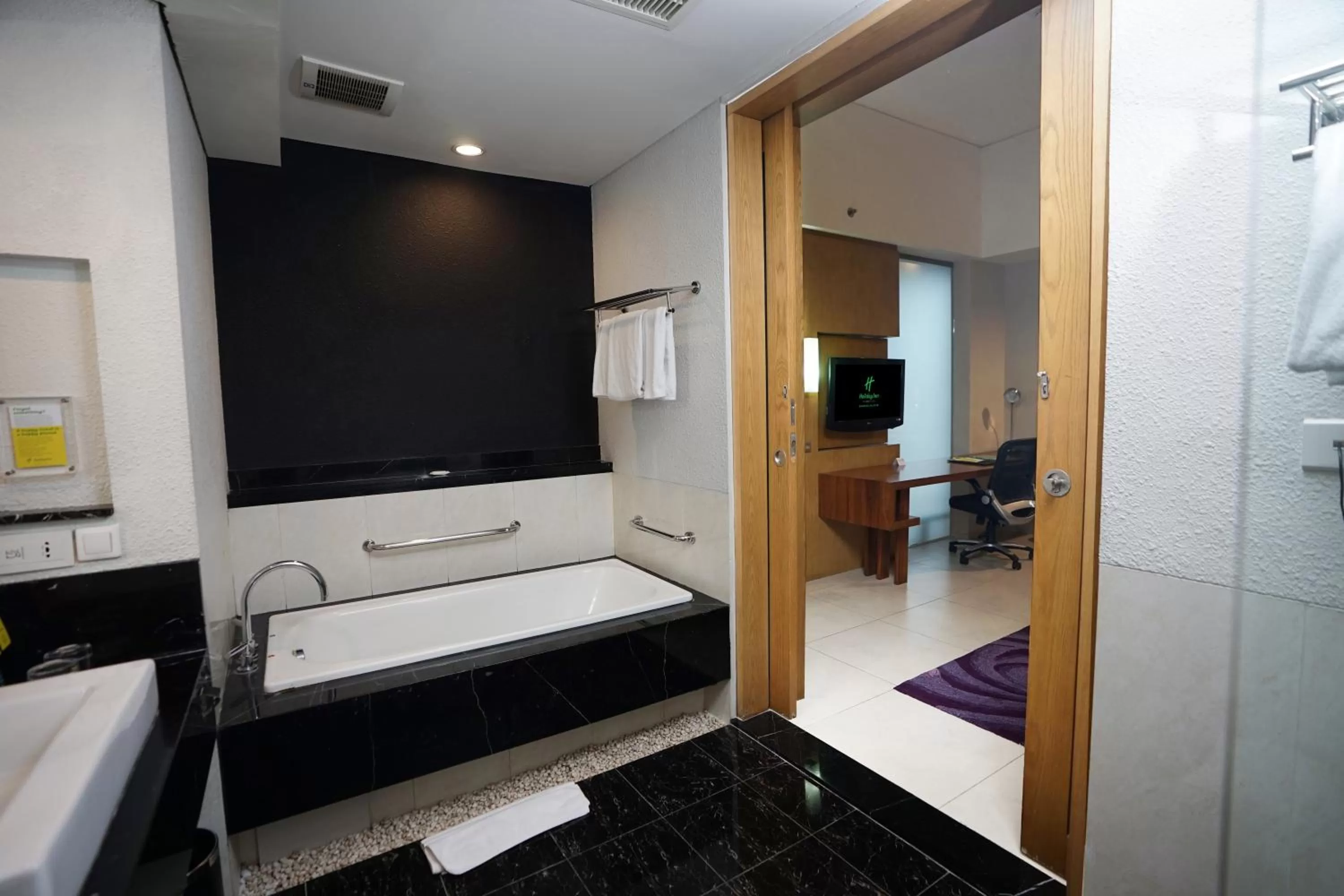 Shower, Bed in Holiday Inn Bandung Pasteur by IHG