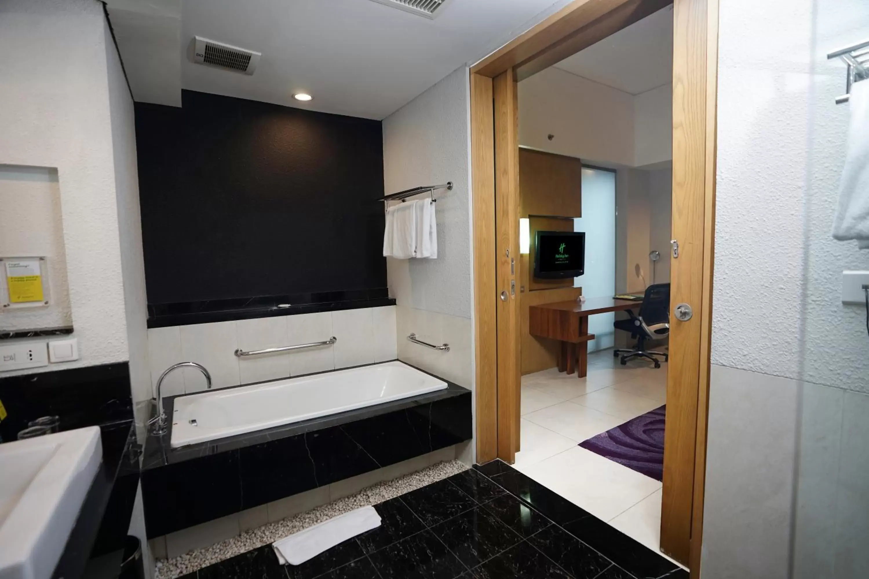 Shower, TV/Entertainment Center in Holiday Inn Bandung Pasteur, an IHG Hotel