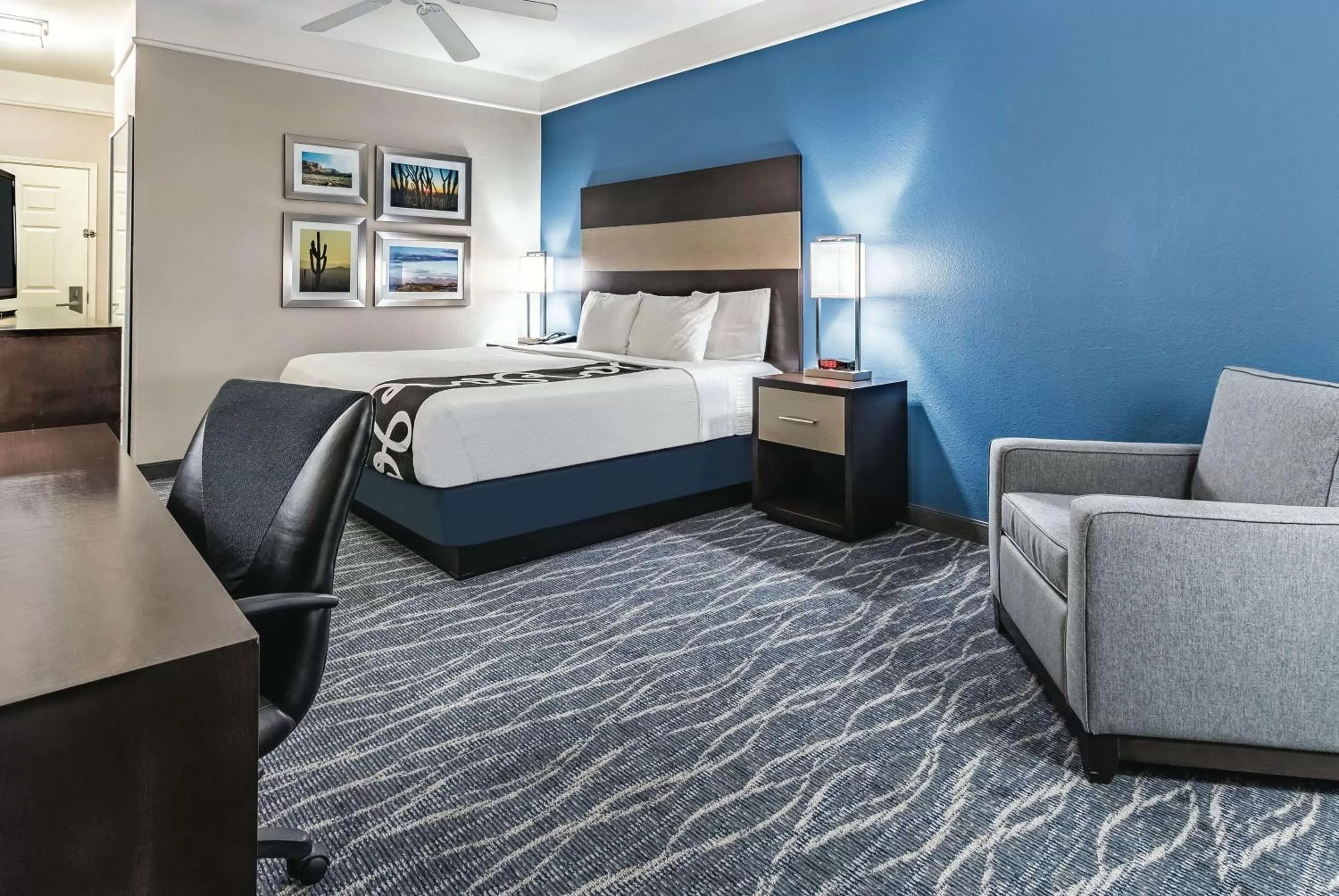 Photo of the whole room, Bed in La Quinta by Wyndham Phoenix I-10 West