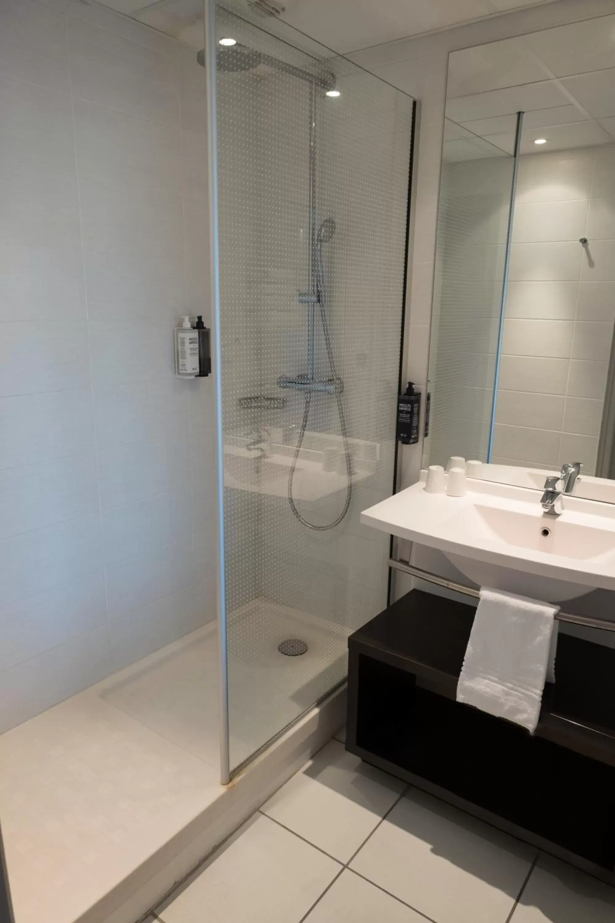 Bathroom in ibis Styles Saint Dizier