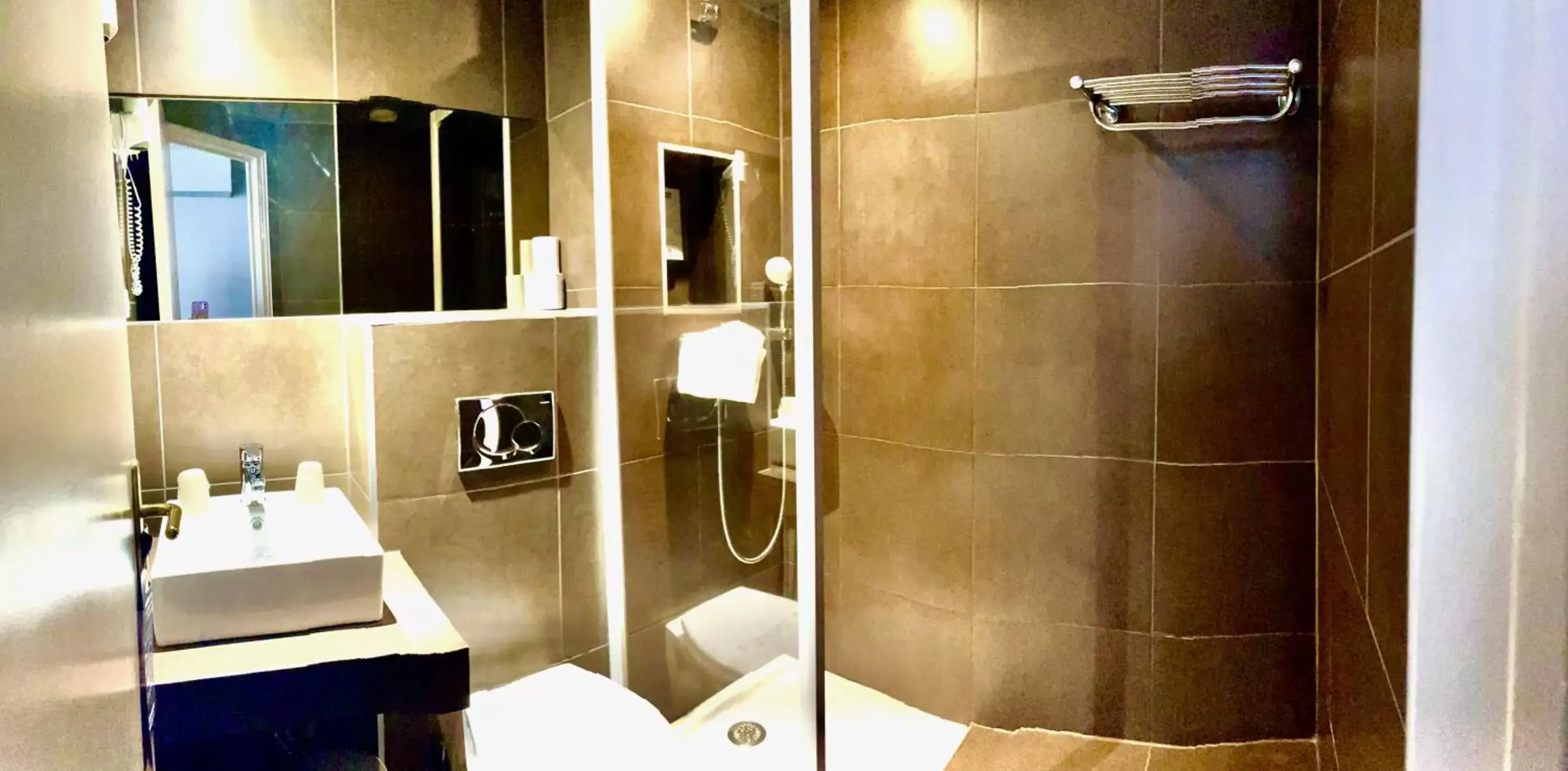 Bathroom in Kyriad Restaurant Centre Vichy