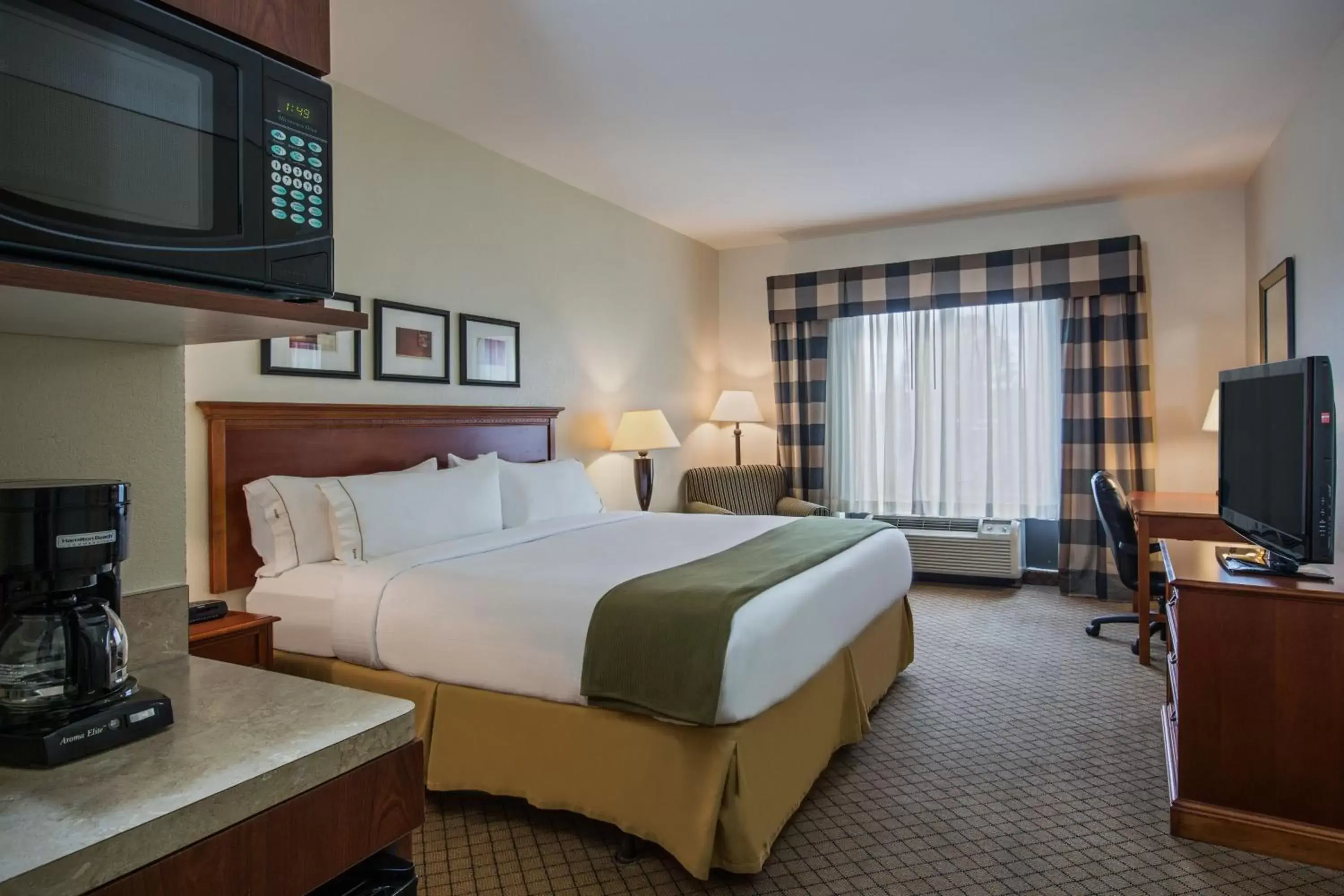 Photo of the whole room, Bed in Holiday Inn Express Hotel & Suites Jackson - Flowood, an IHG Hotel