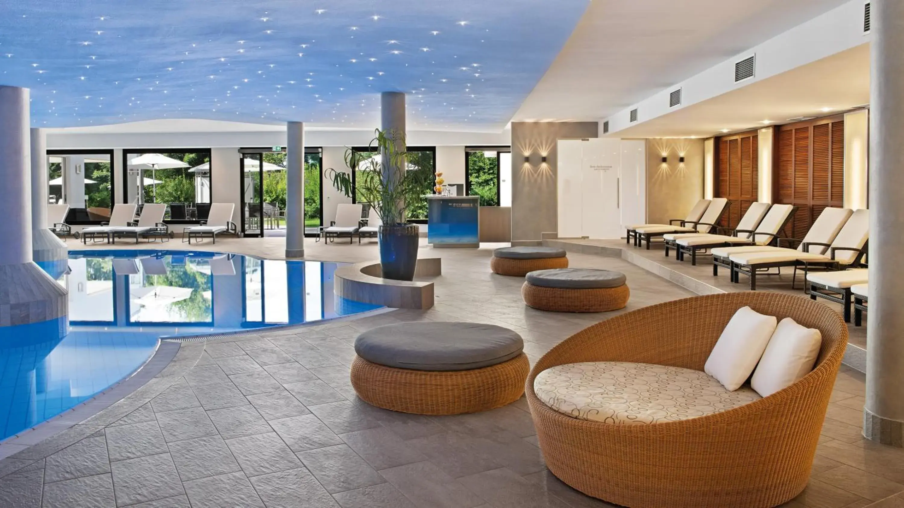 Hot Spring Bath, Swimming Pool in Hotel Sonnengut