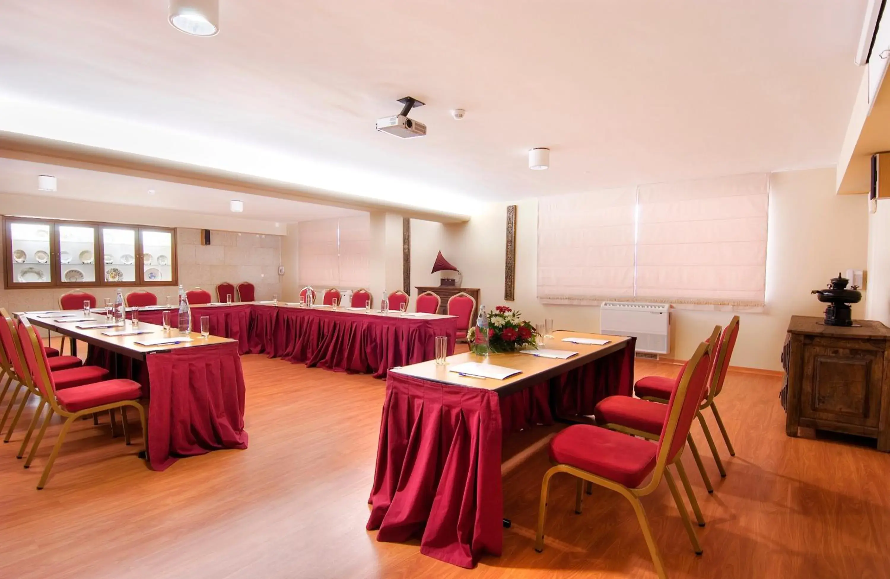Meeting/conference room in Hotel Eurosol Seia Camelo