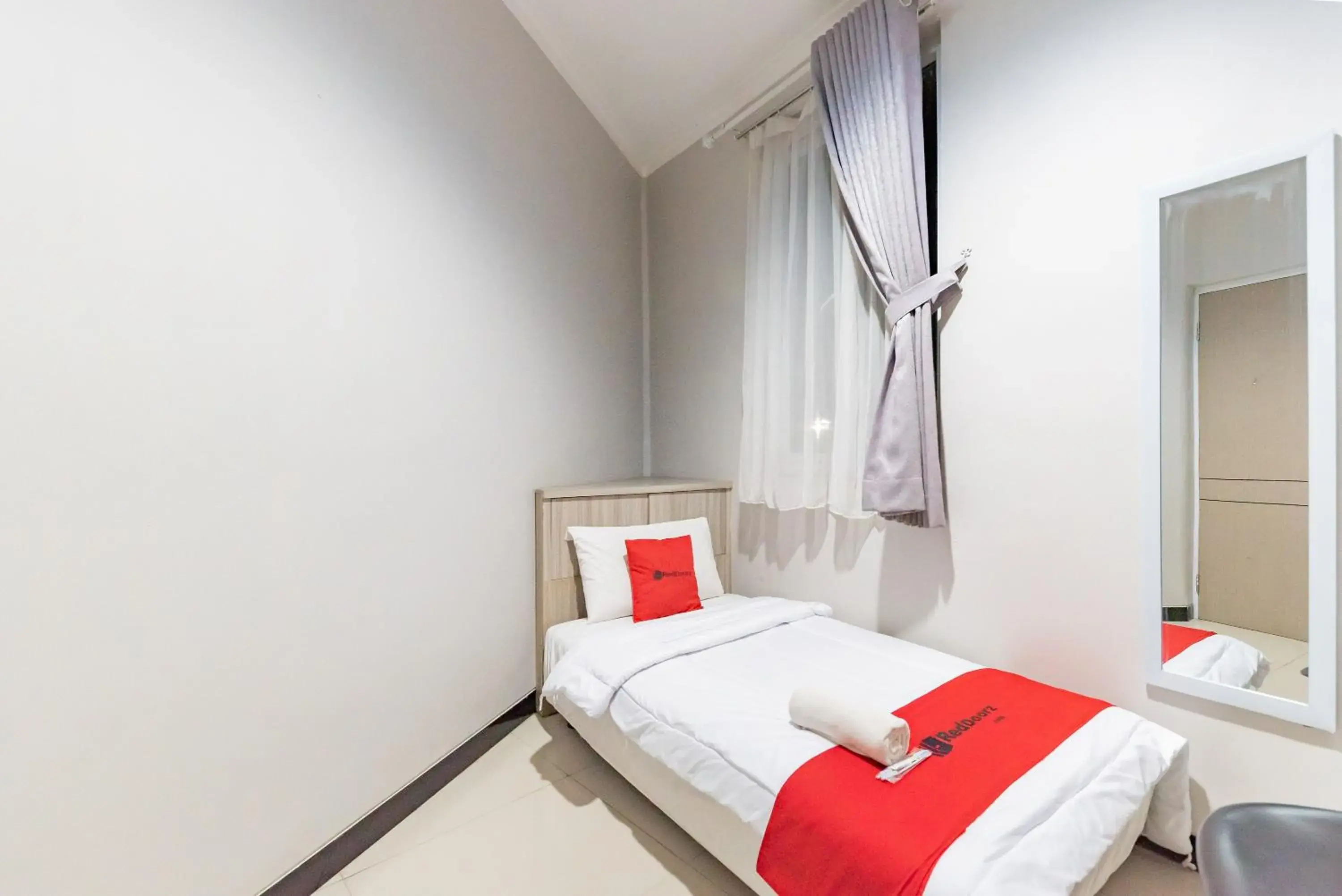 Bed in RedDoorz near Botani Square Mall