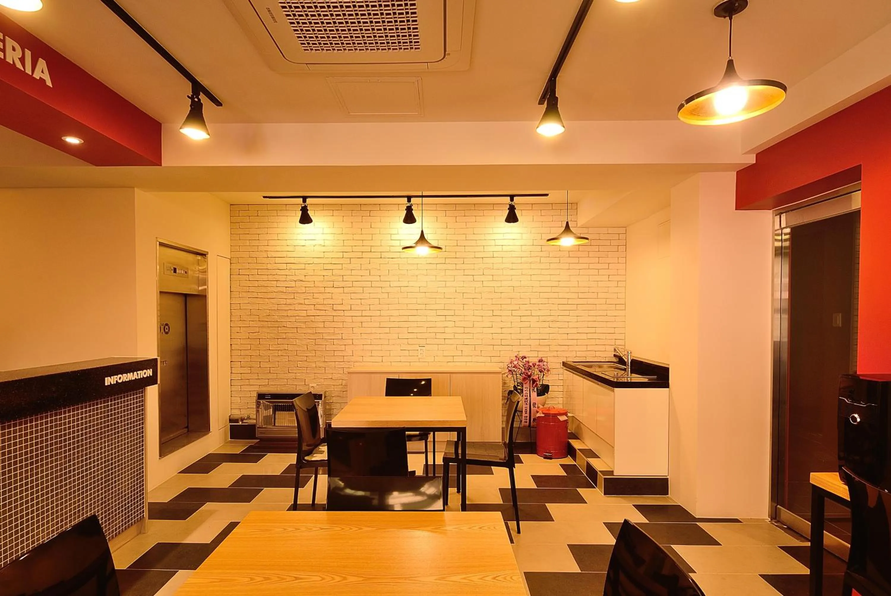 Restaurant/places to eat in Red Guesthouse