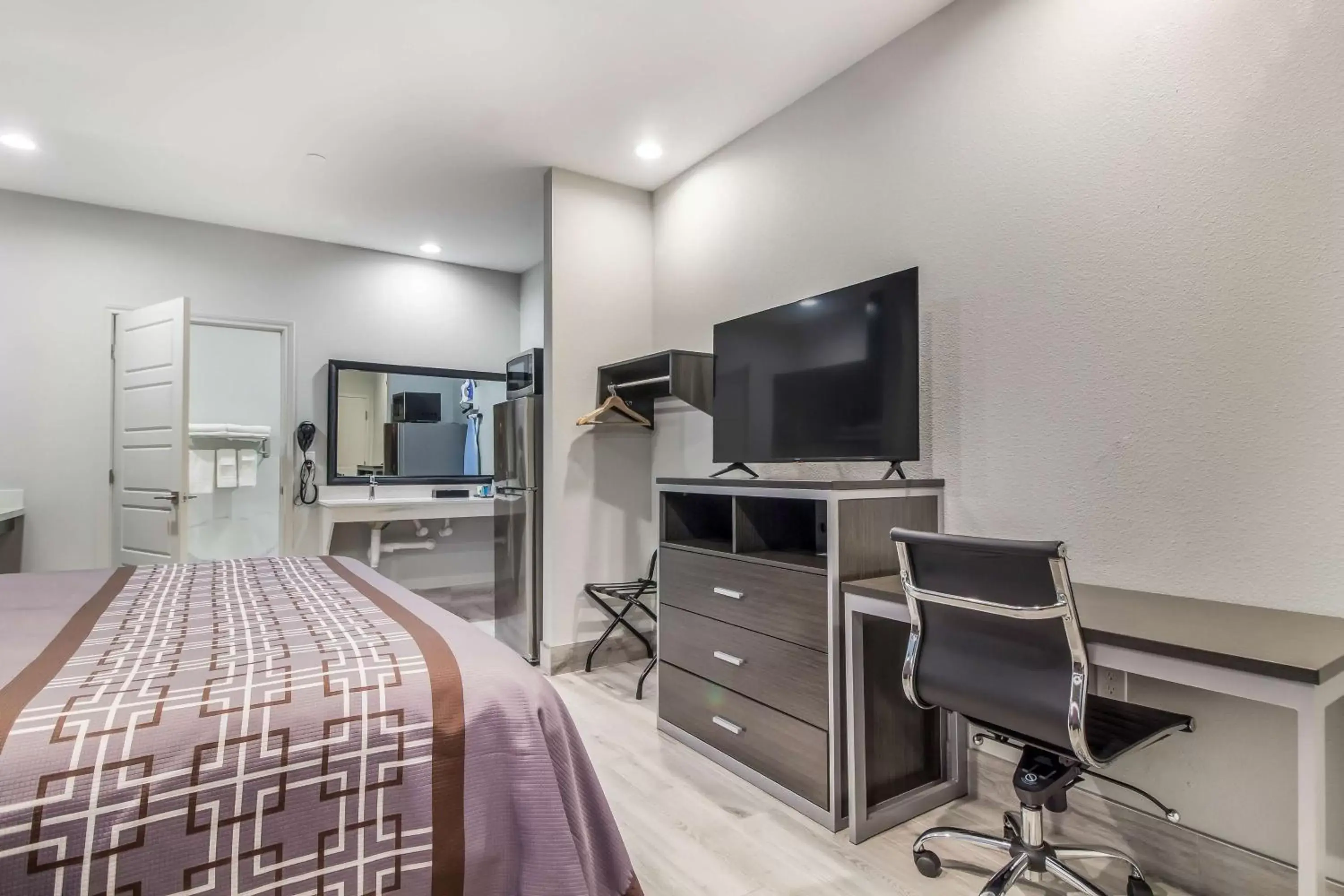 Photo of the whole room, Bed in Studio 6 Deer Park, Tx Photo of the whole room, Bed in Studio 6 Deer Park, Tx