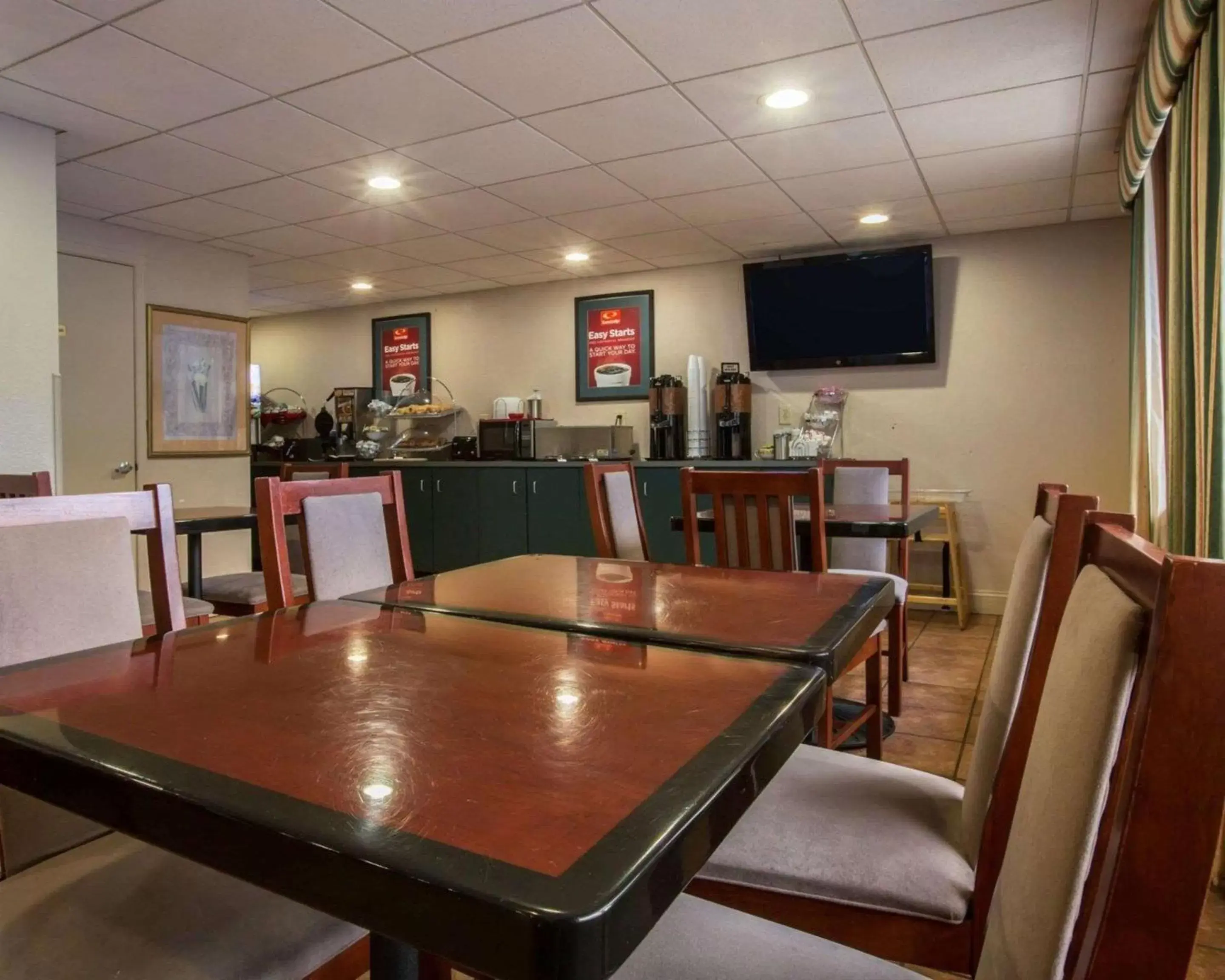 Restaurant/Places to Eat in Econo Lodge Inn & Suites At Fort Moore