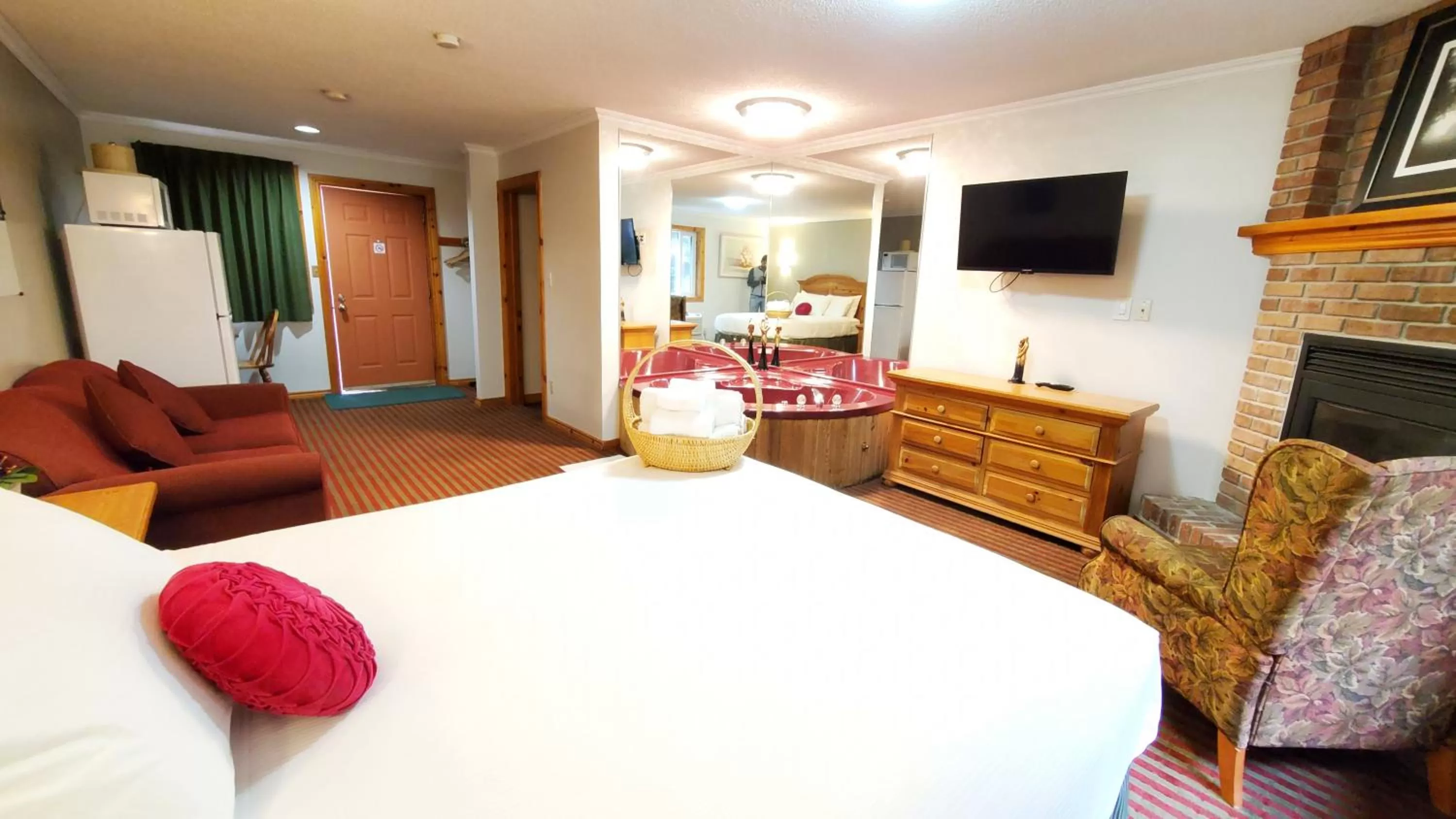 Bed in Knights Inn Colonial Fireside Inn