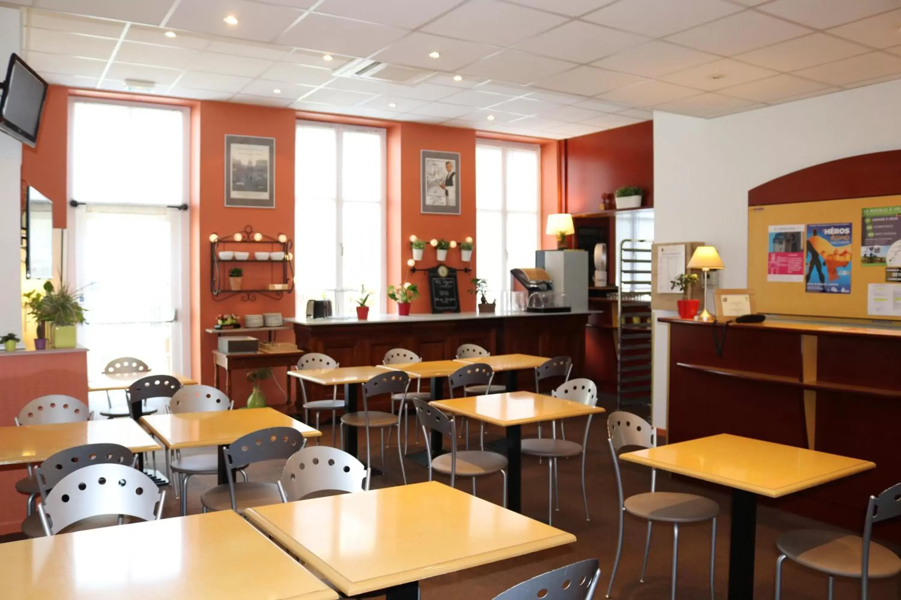 Restaurant/Places to Eat in Logis-Hôtel des Oliviers