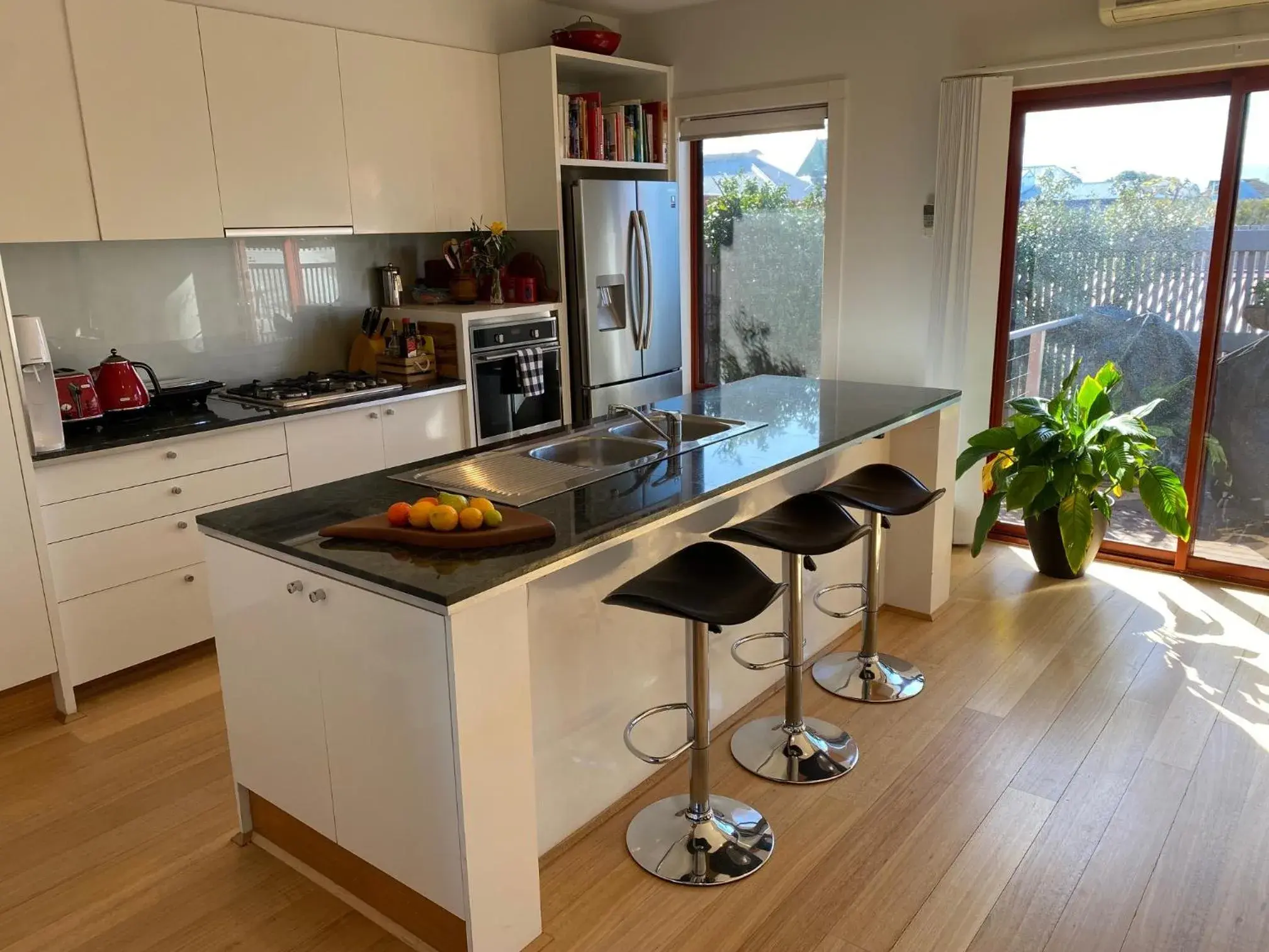 Kitchen or kitchenette, Kitchen/Kitchenette in Captains Retreat Apartments and Cottages