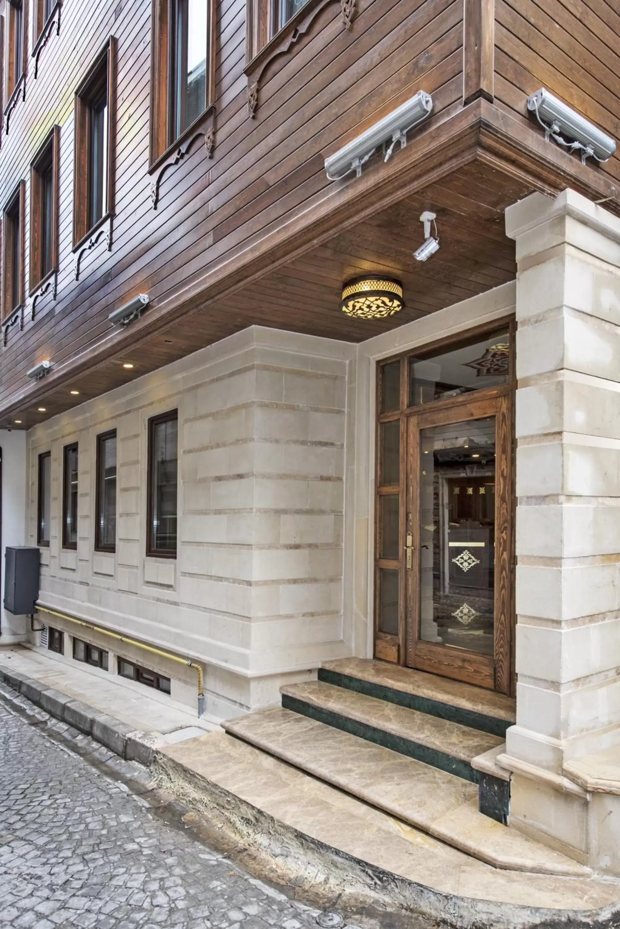 Facade/entrance in Perapolis Hotel