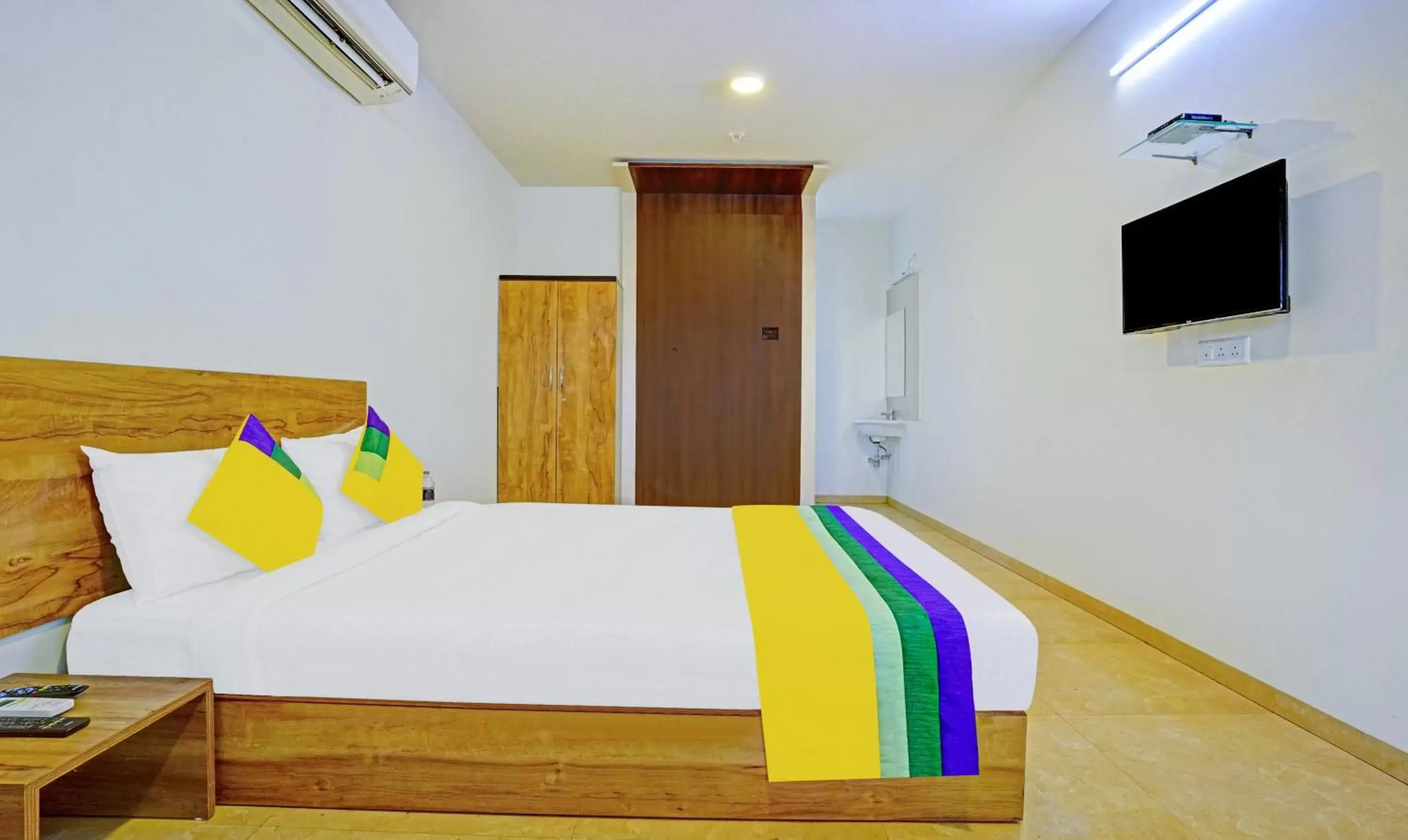 Bedroom, Bed in Itsy Hotels Oasis Pride Bedroom, Bed in Itsy Hotels Oasis Pride