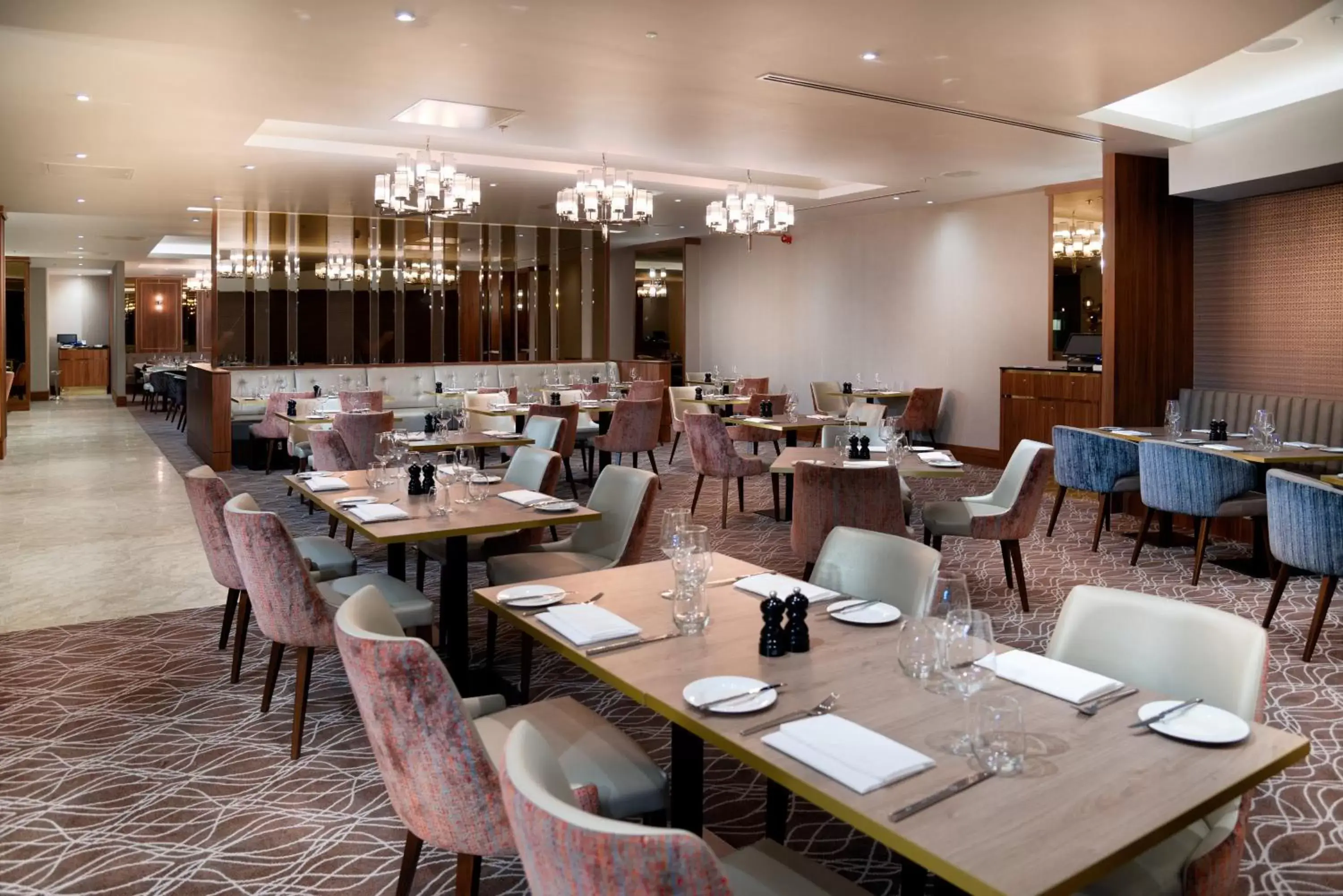 Restaurant/places to eat in Crowne Plaza London Heathrow T4 by IHG Restaurant/places to eat in Crowne Plaza London Heathrow T4 by IHG
