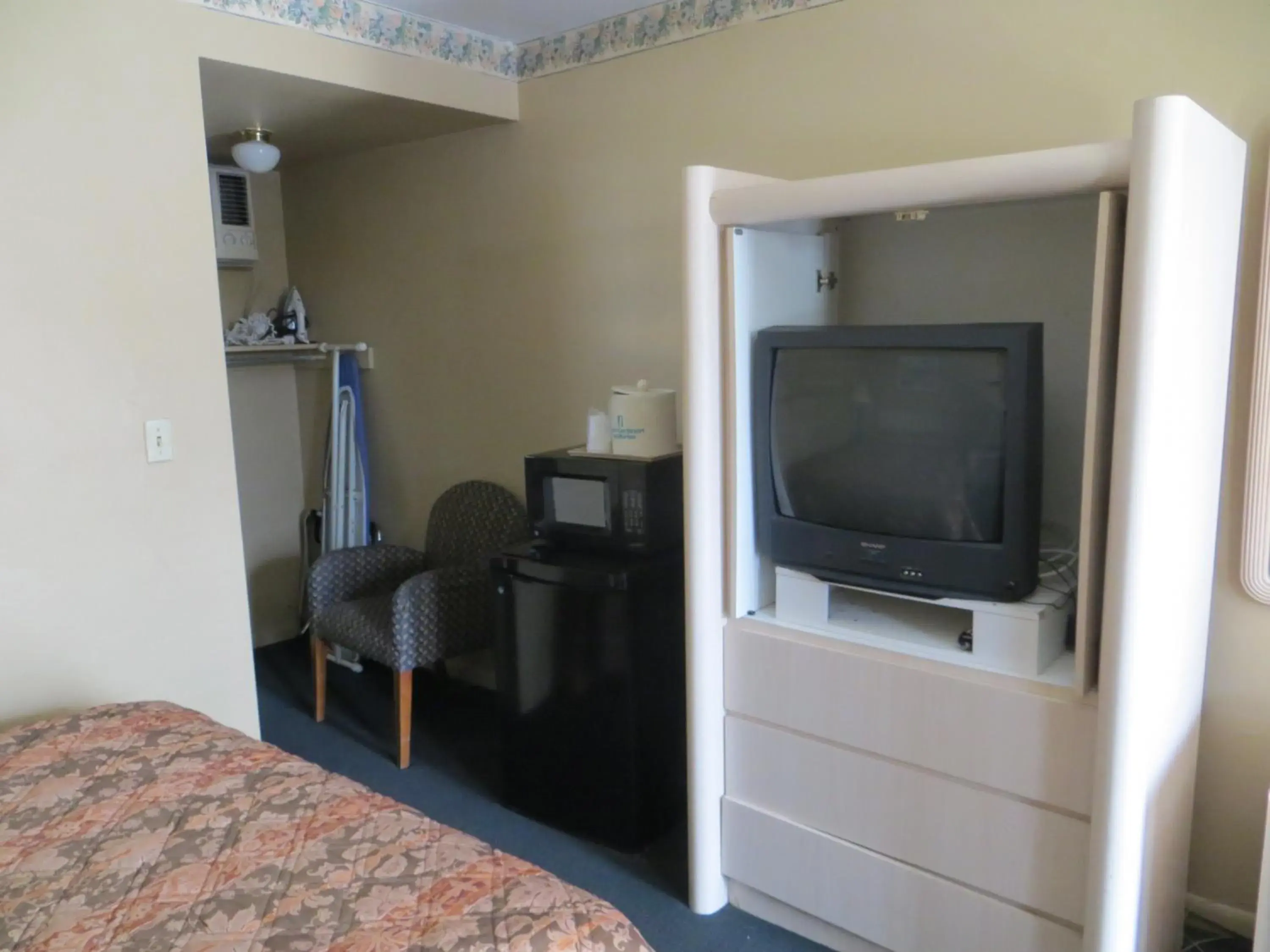 TV and multimedia, TV/Entertainment Center in Country Lodge