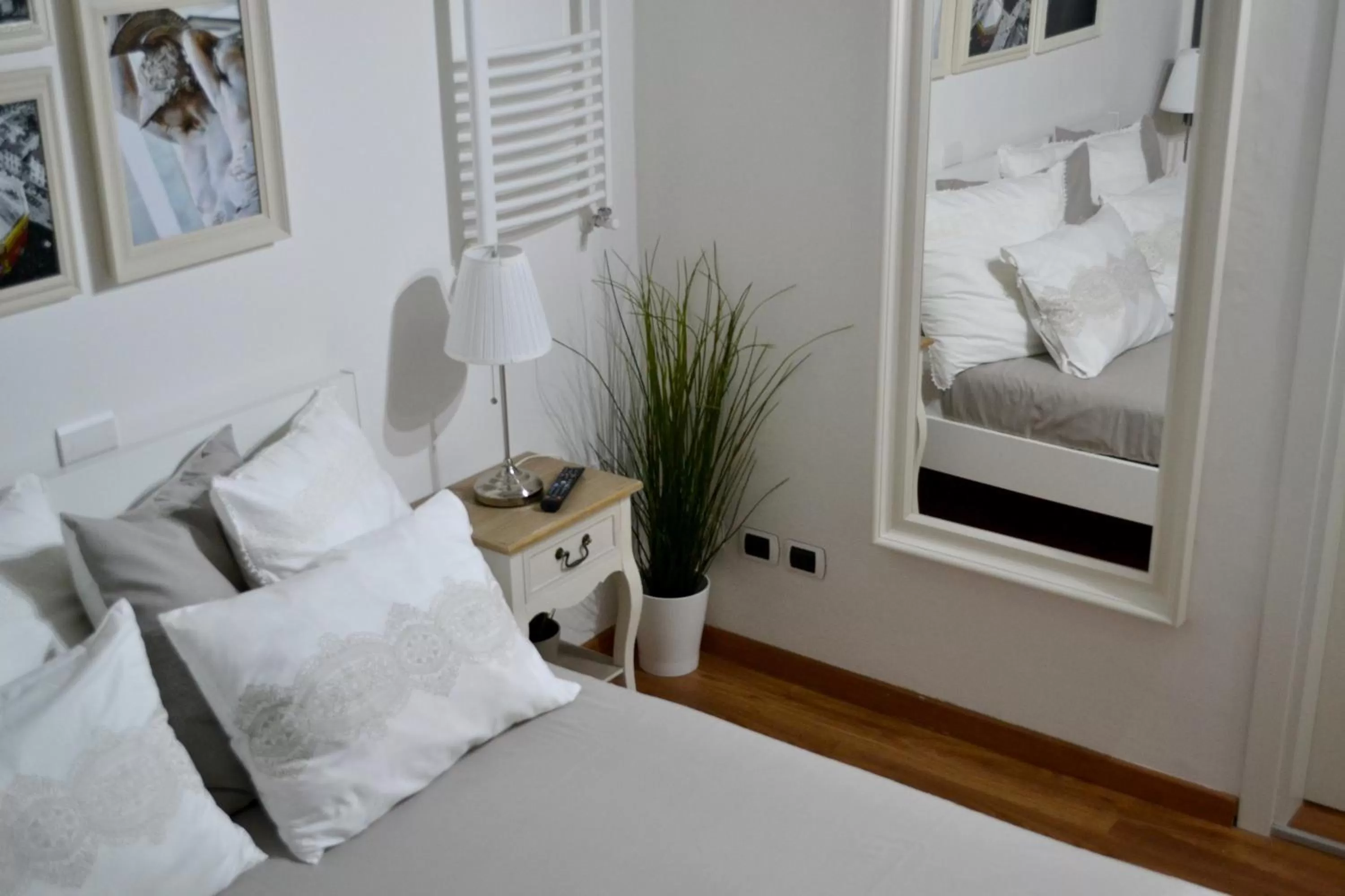 Decorative detail, Bed in Pontevecchio Relais