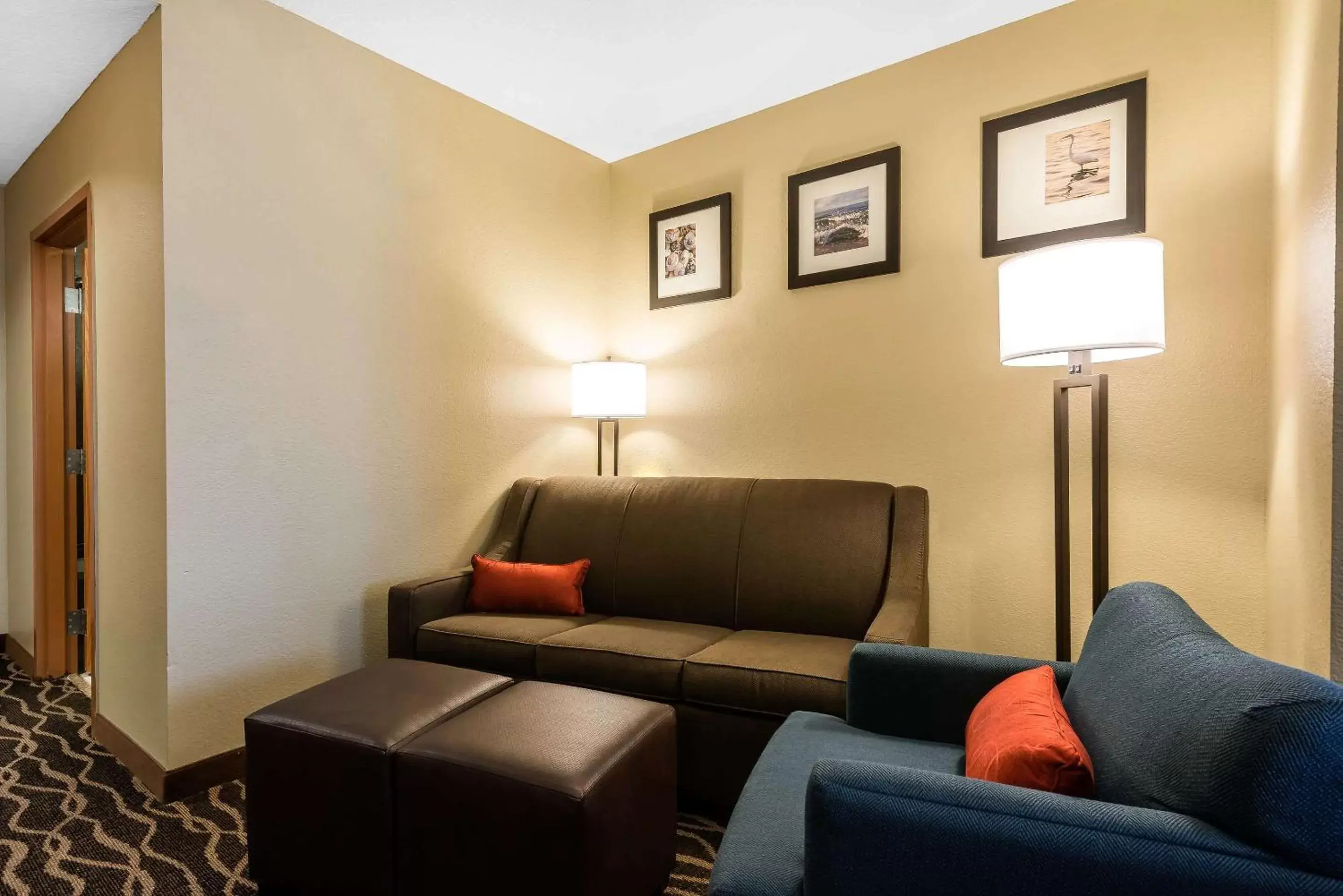 Photo of the whole room, Seating Area in Comfort Suites Tampa Airport North