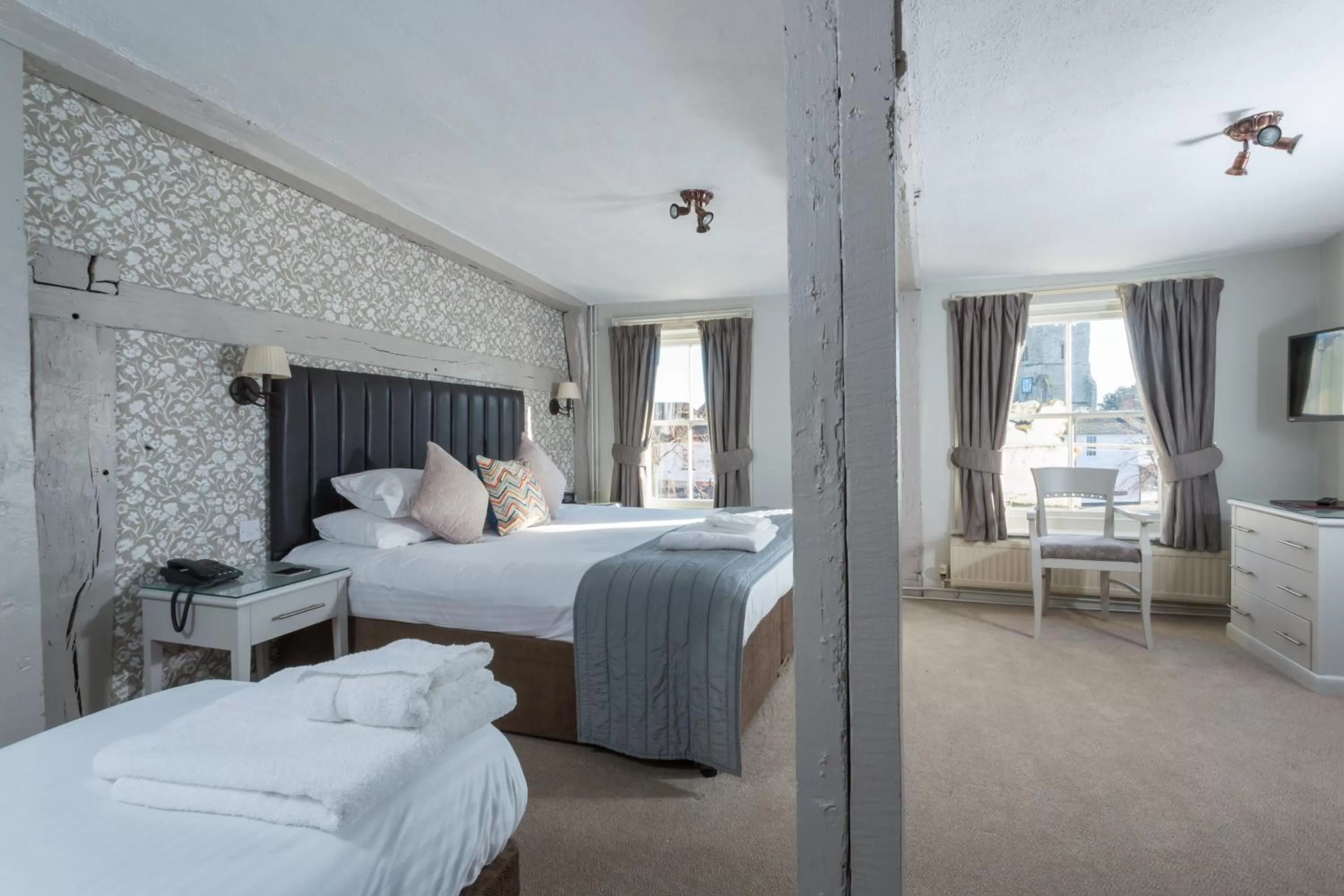 Bedroom, Bed in The Dog & Bear Hotel