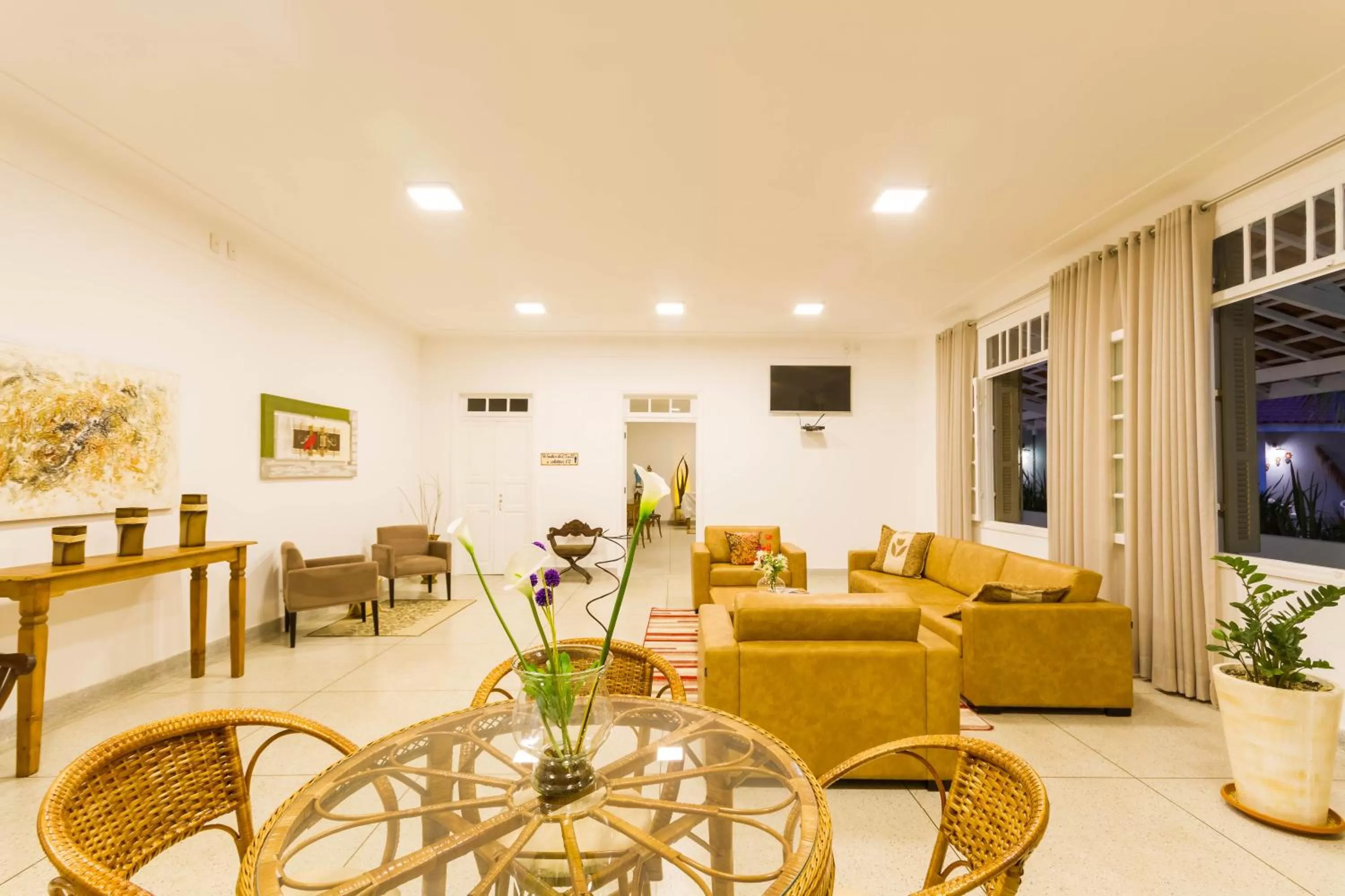 Communal lounge/ TV room in Sagrados Corações - Pousada