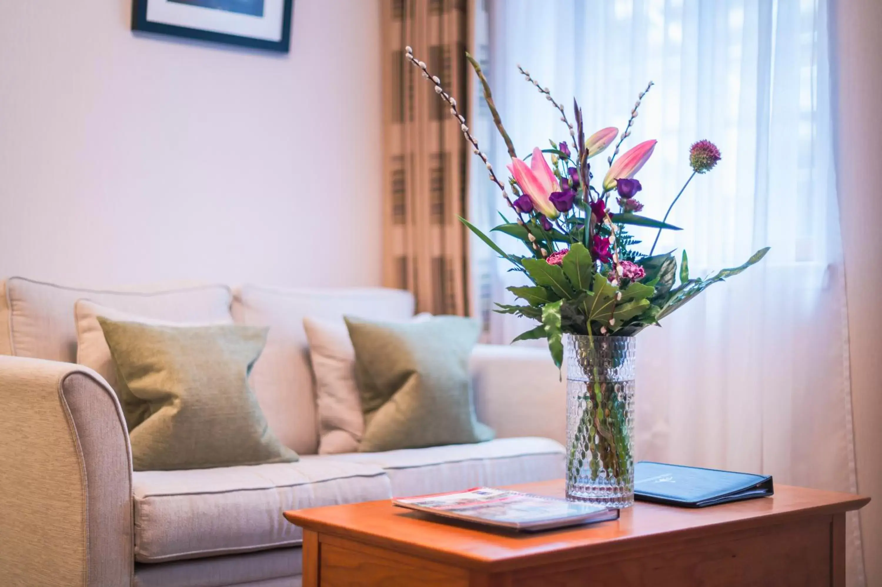 Living room, Seating Area in The Knight Residence by Mansley