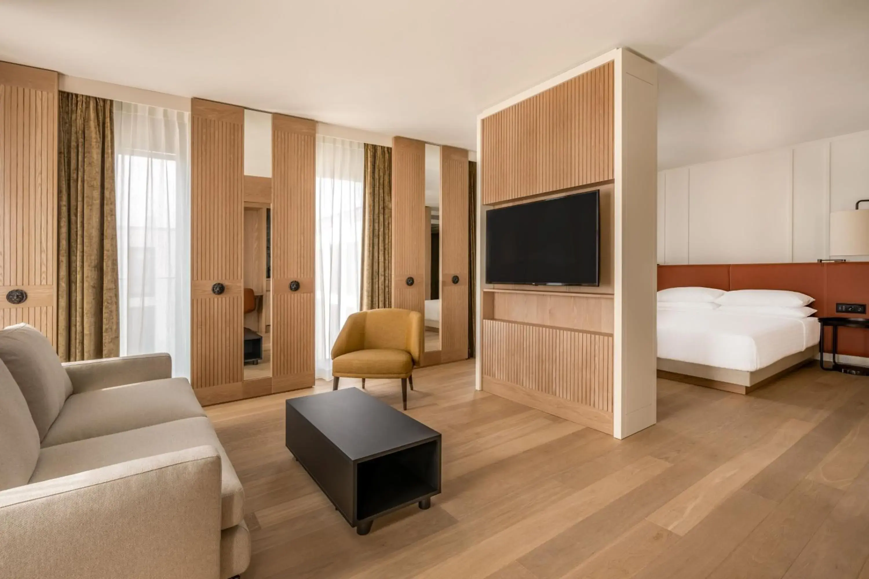 Photo of the whole room, TV/Entertainment Center in Munich Marriott Hotel City West