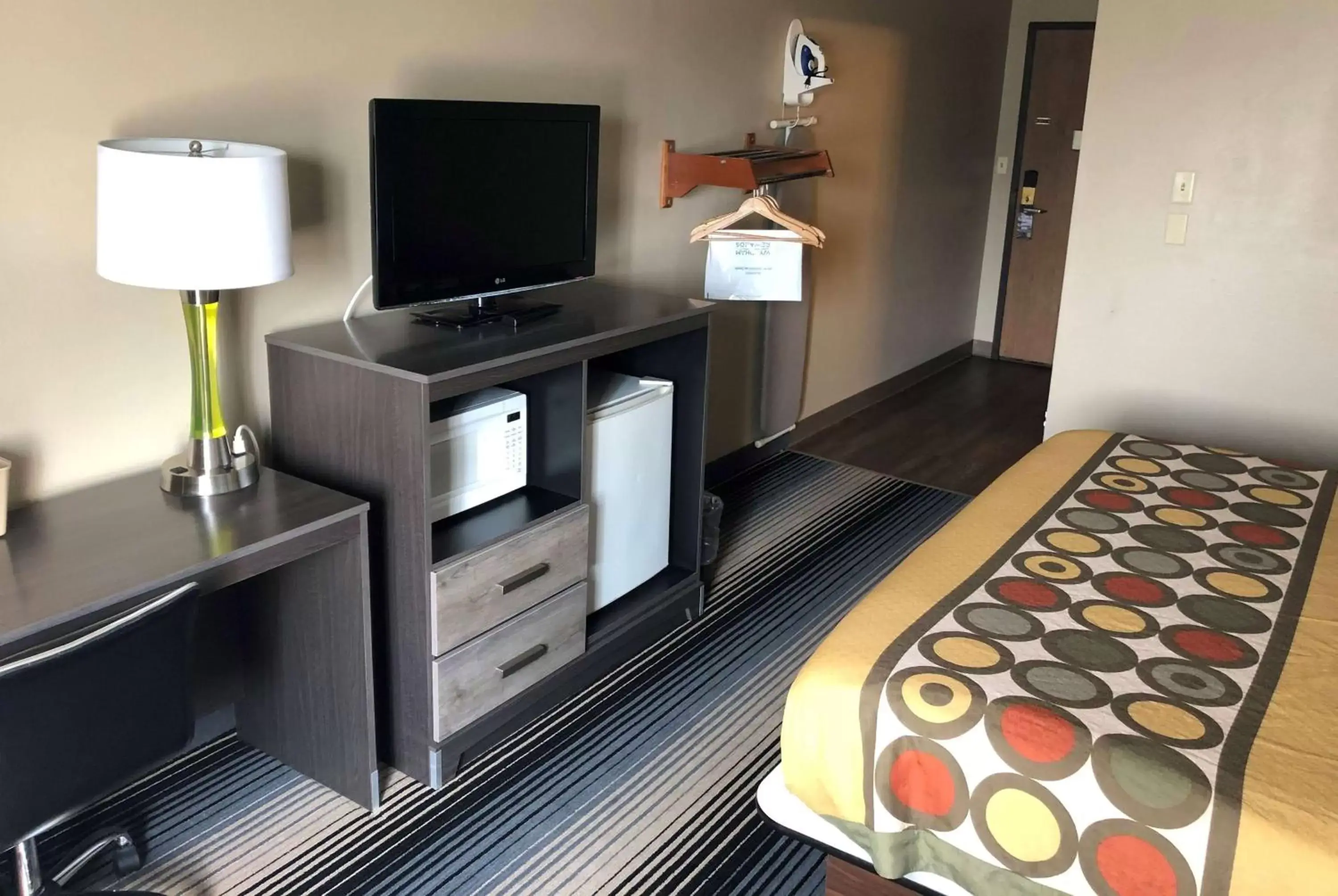 Bed, TV/Entertainment Center in Super 8 by Wyndham Milwaukee Airport