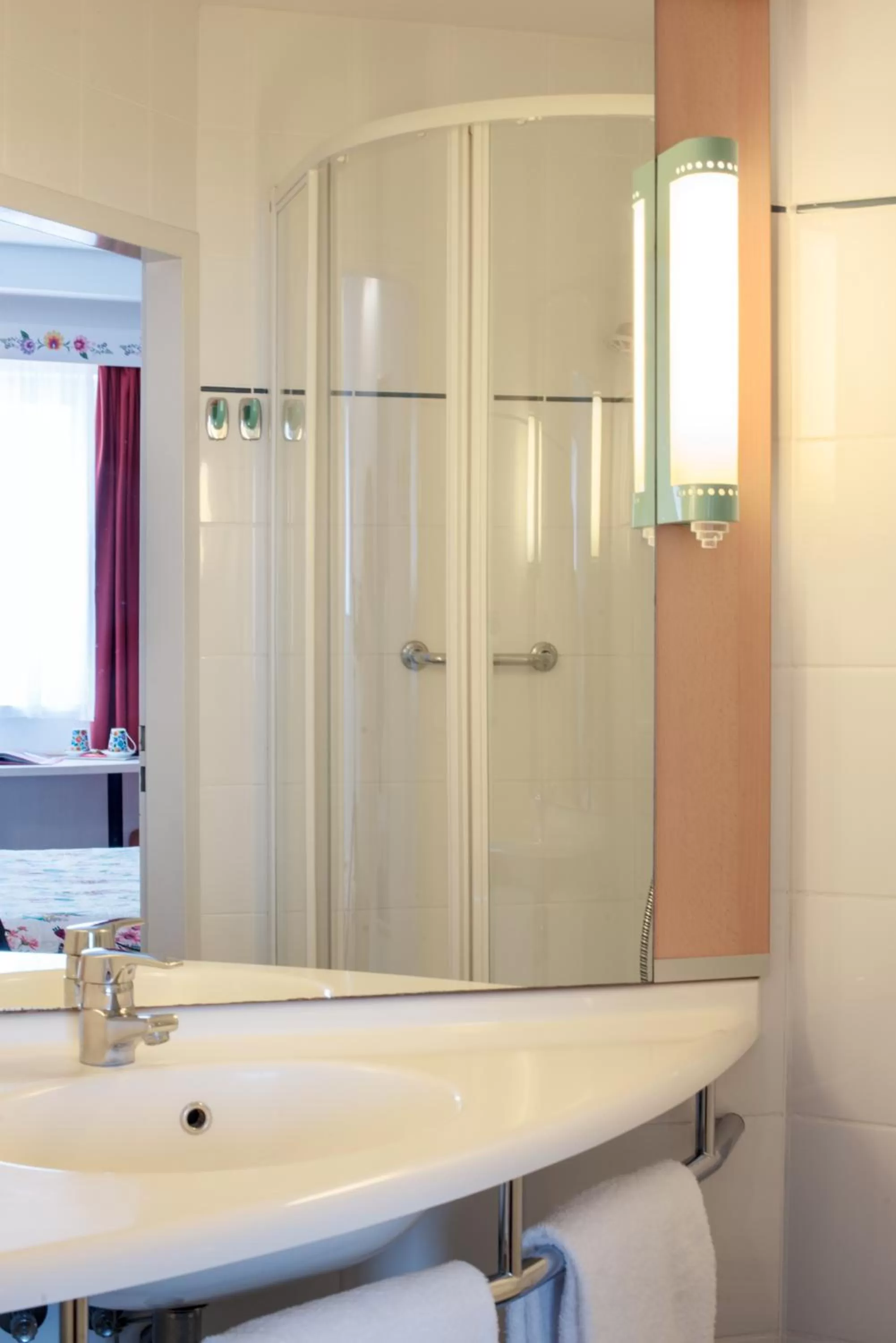 Shower in Hotel Ibis Łódź Centrum