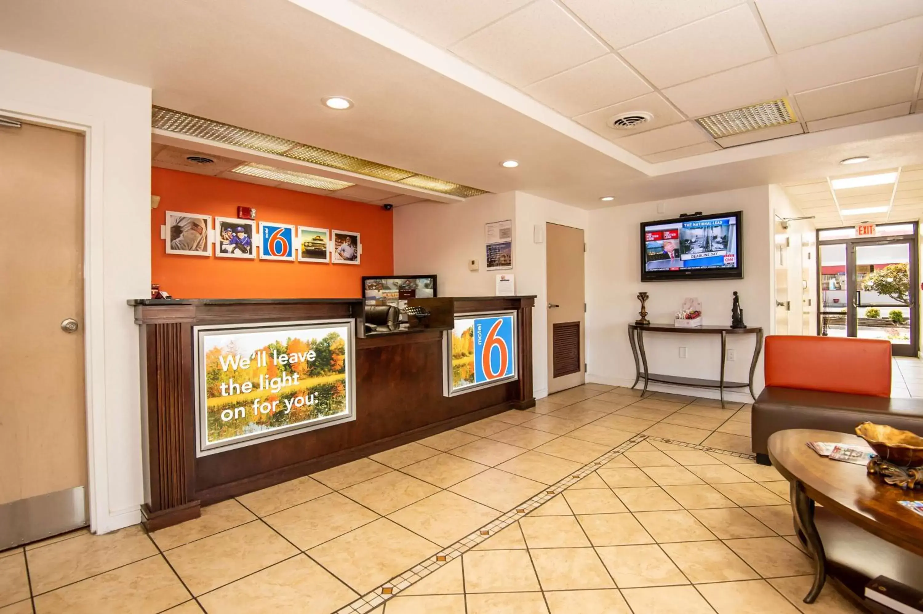Communal lounge/ TV room, Lobby/Reception in Motel 6-Kingsport, TN