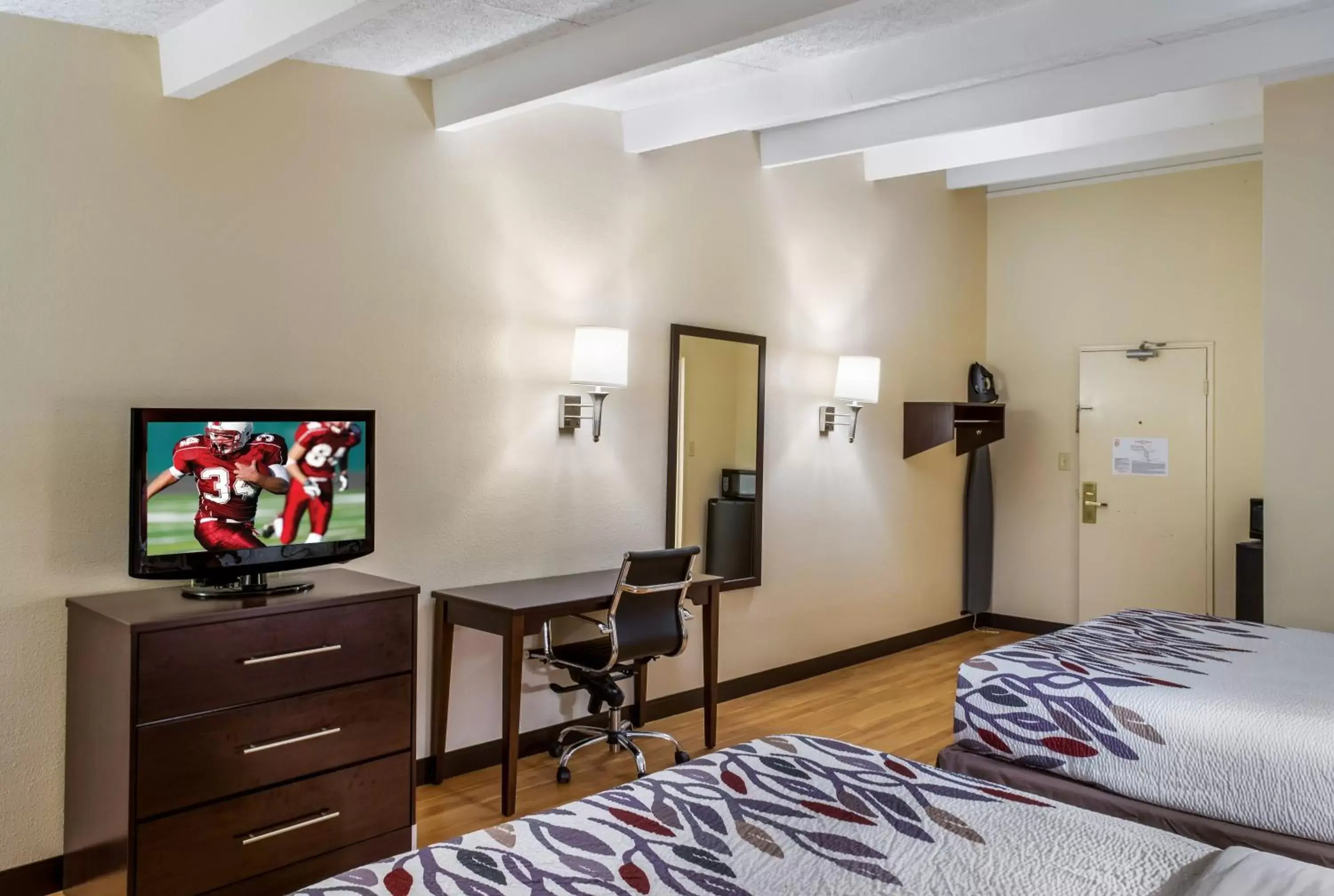 Photo of the whole room, TV/Entertainment Center in Red Roof Inn Richmond, IN