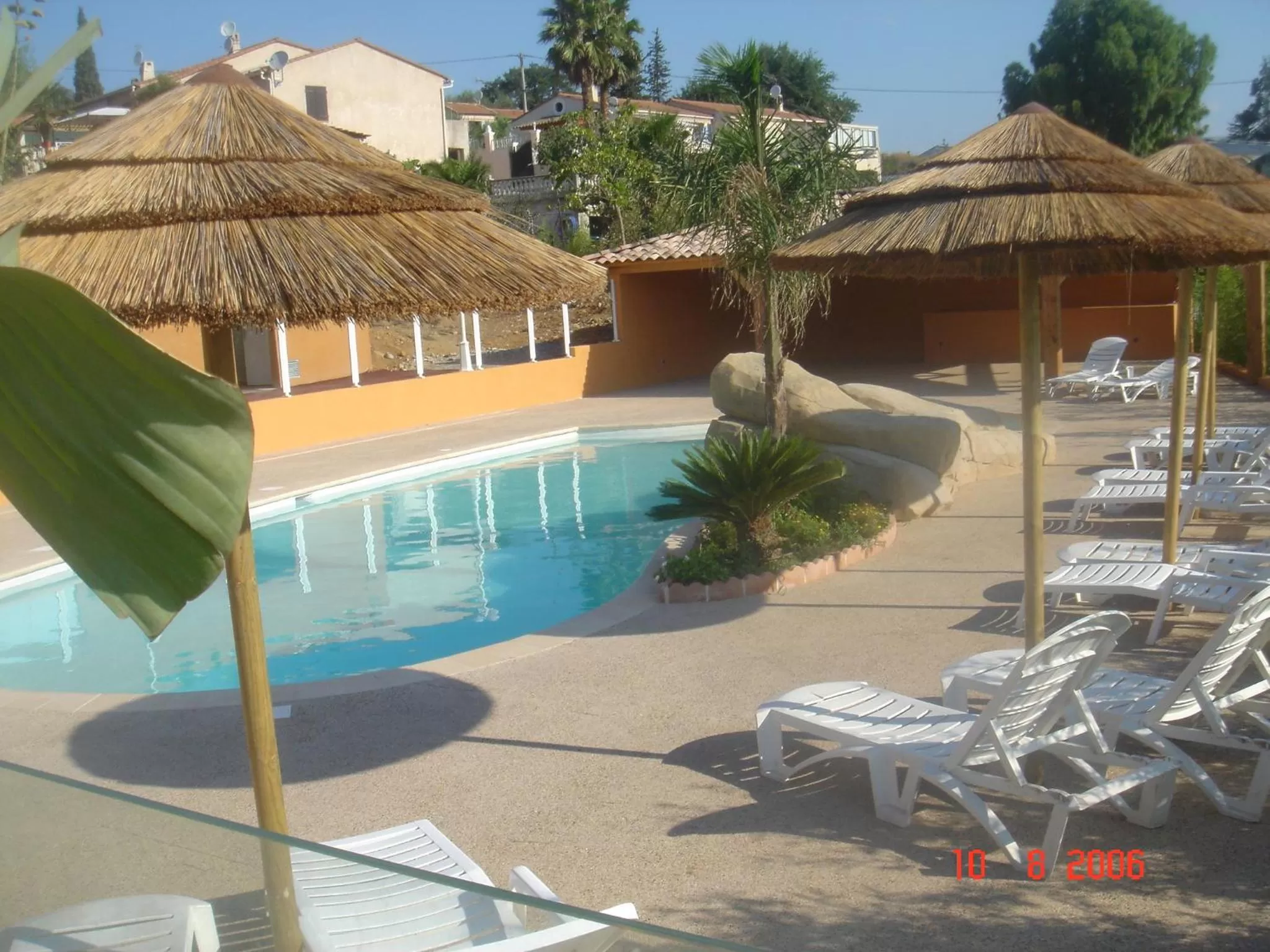 Swimming pool in Hotel Lou Castelet