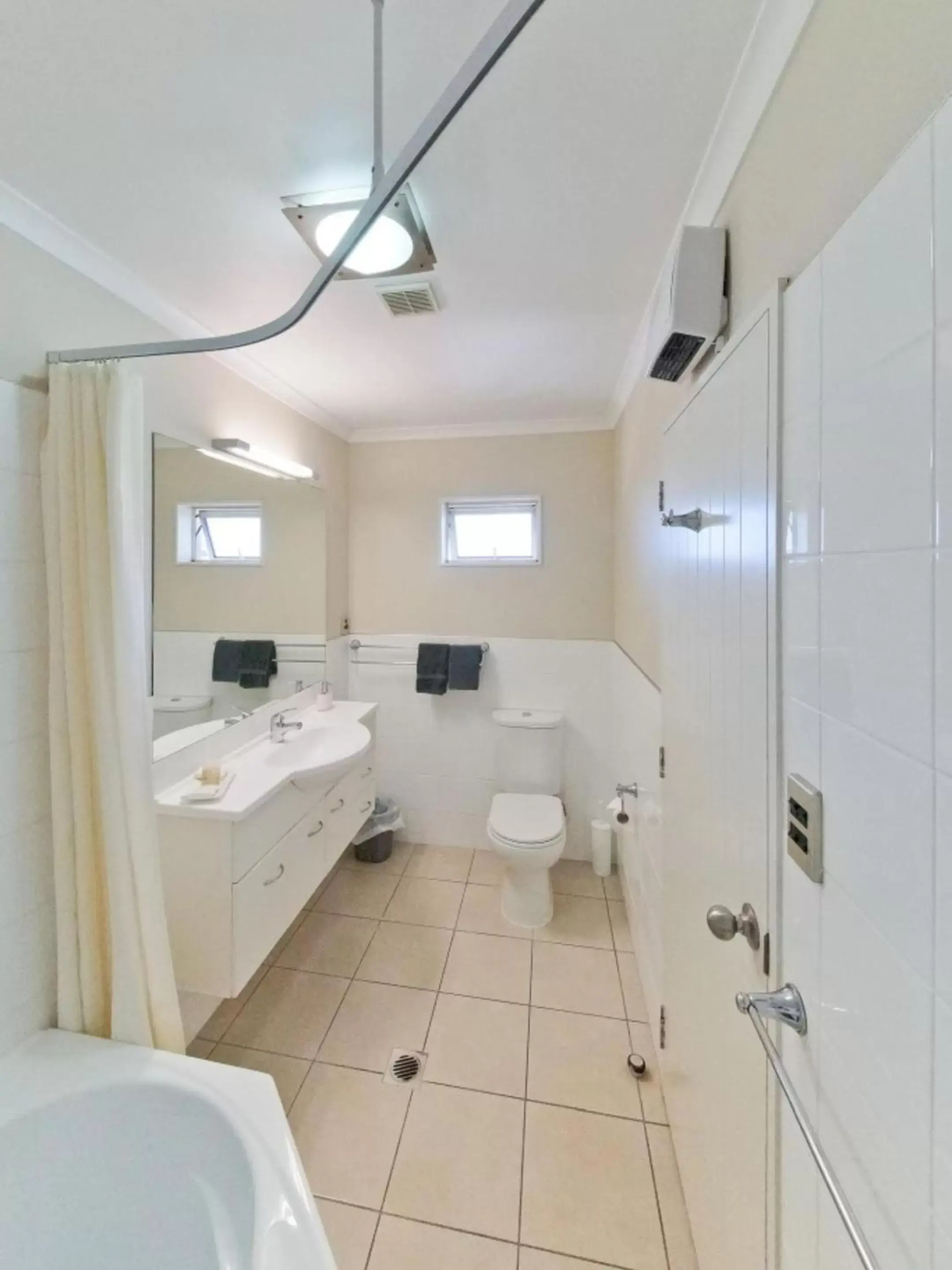 Executive One-Bedroom Apartment with Spa Bath in ASURE Avenue Motor Lodge