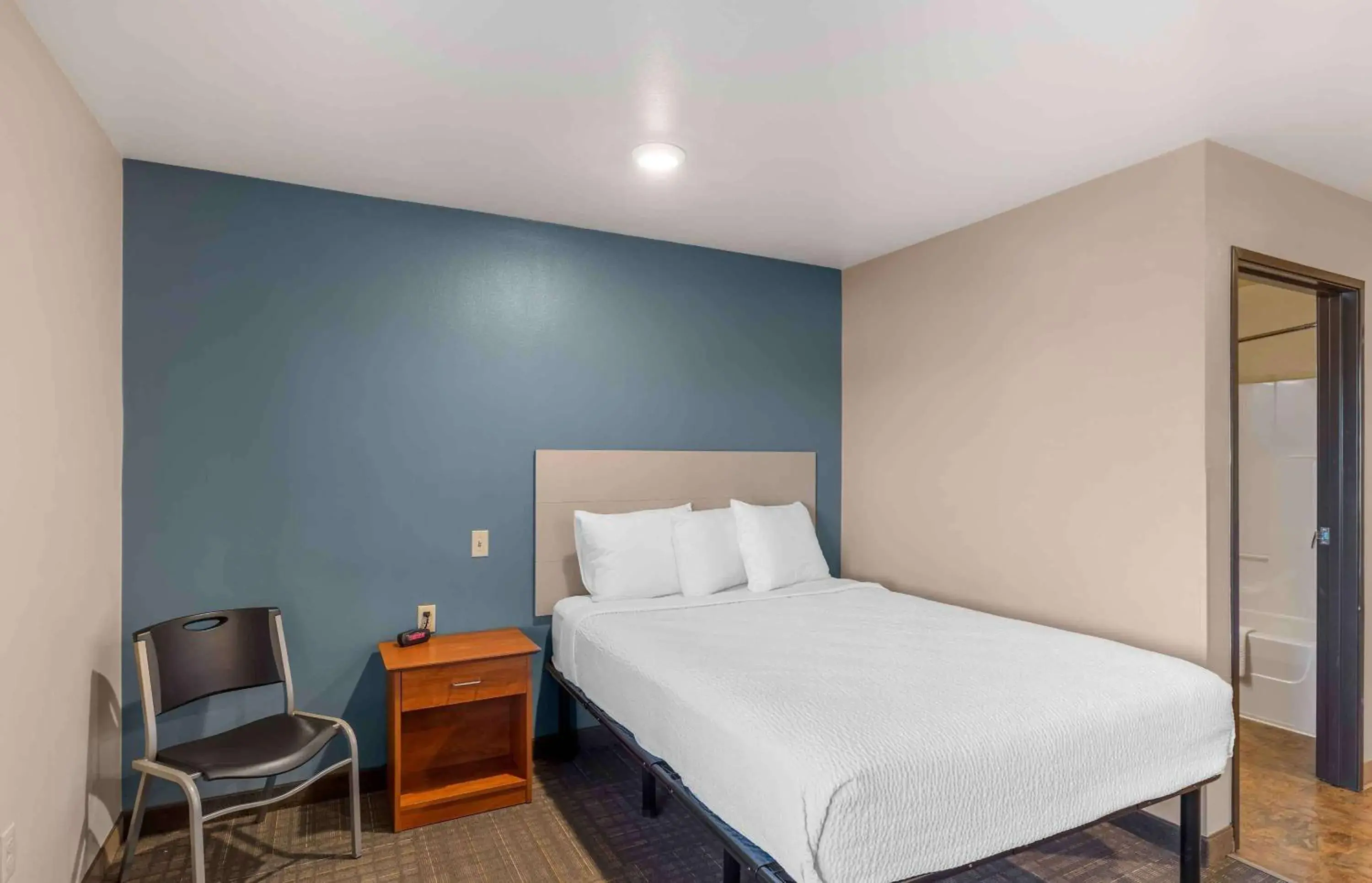 Bedroom, Bed in Extended Stay America Select Suites - Loveland