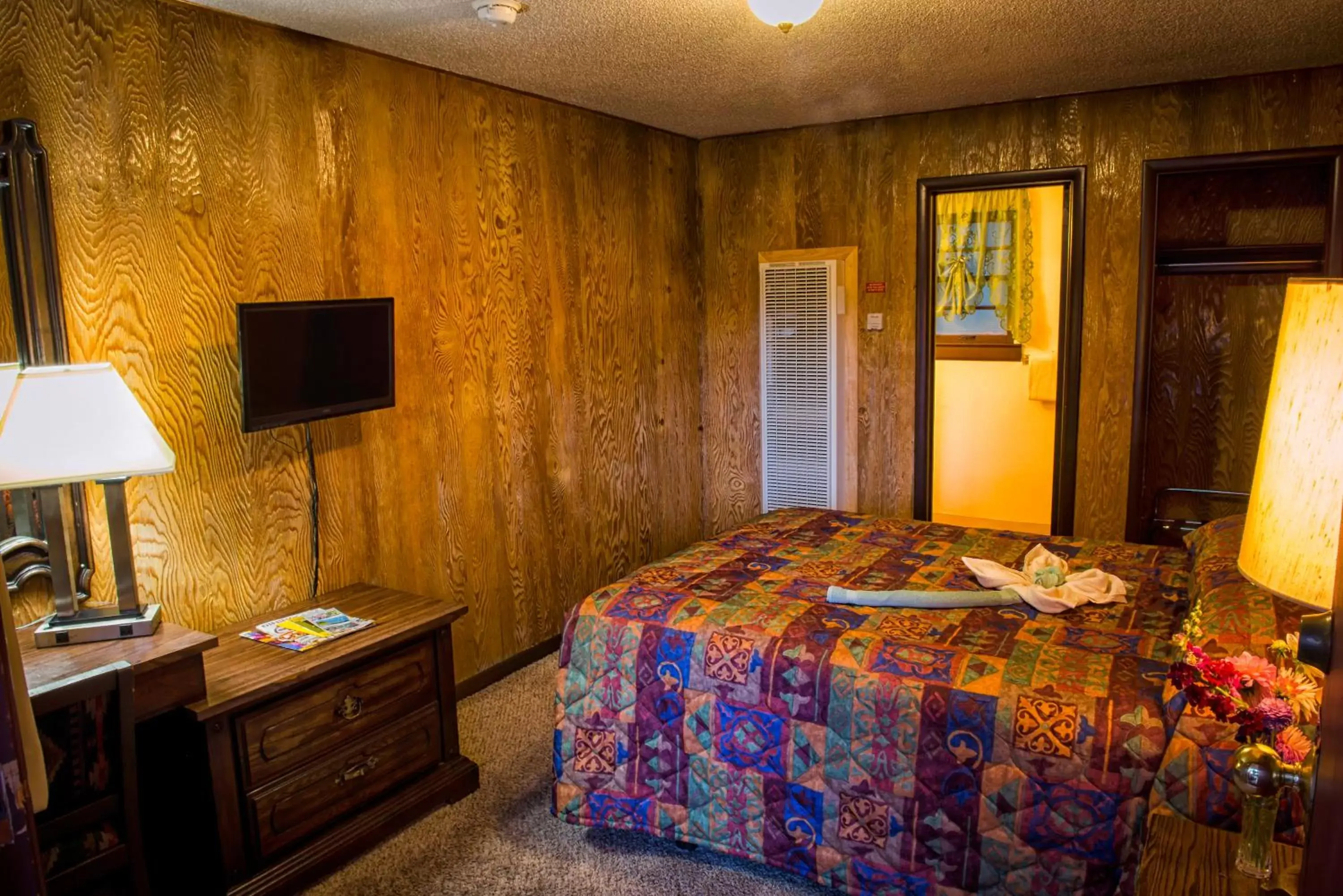 Photo of the whole room, Bed in The Siesta Motel