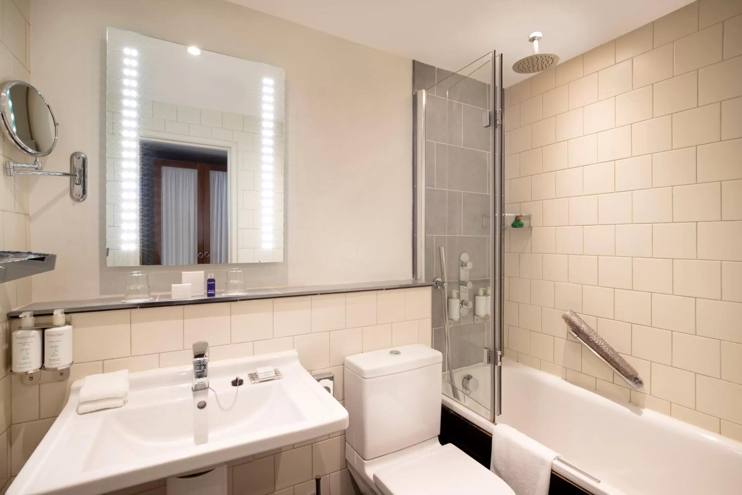 Bathroom in Sloane Square Hotel