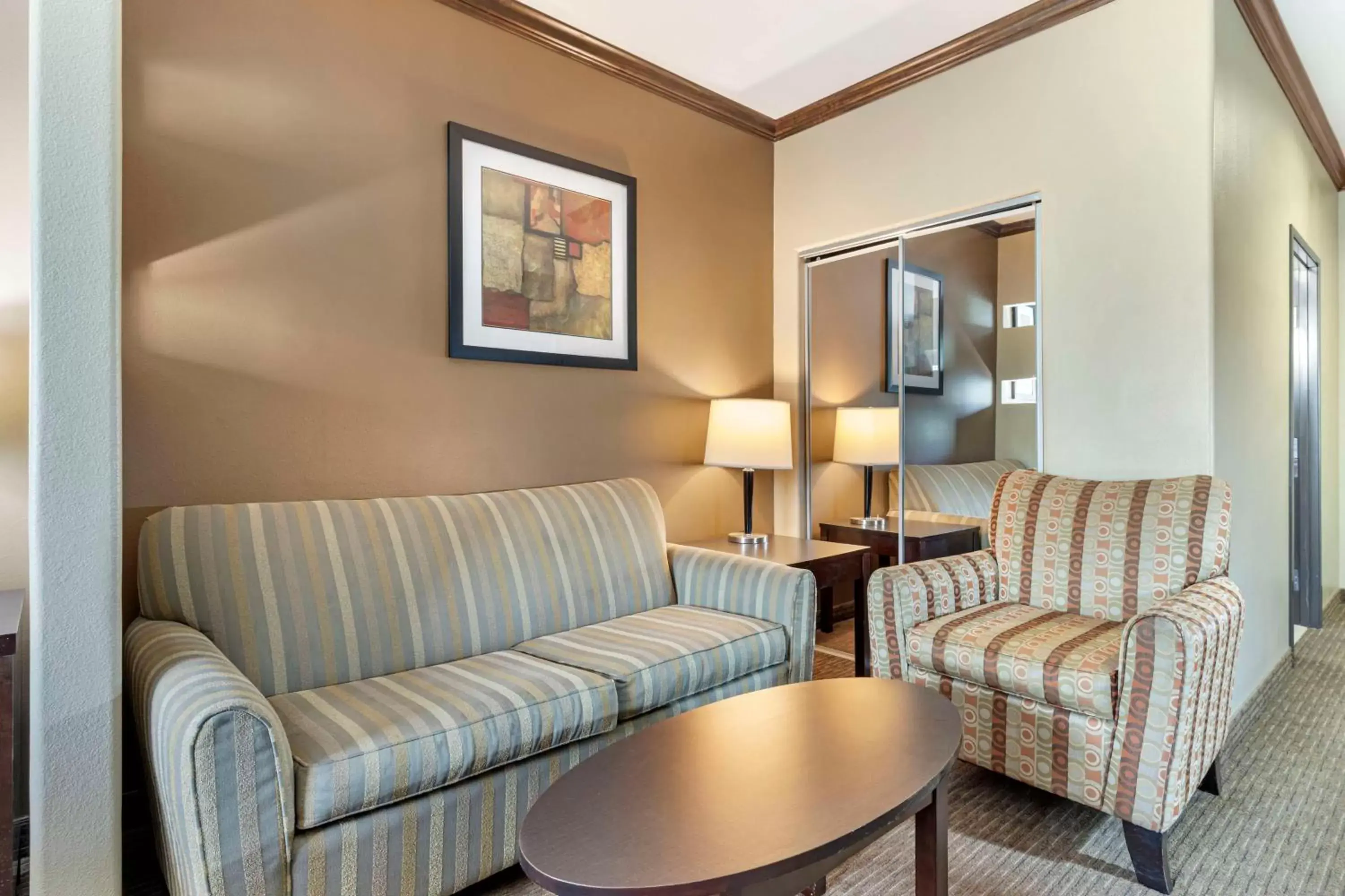 Photo of the whole room, Seating Area in Best Western Plus Hotel and Suites Denison