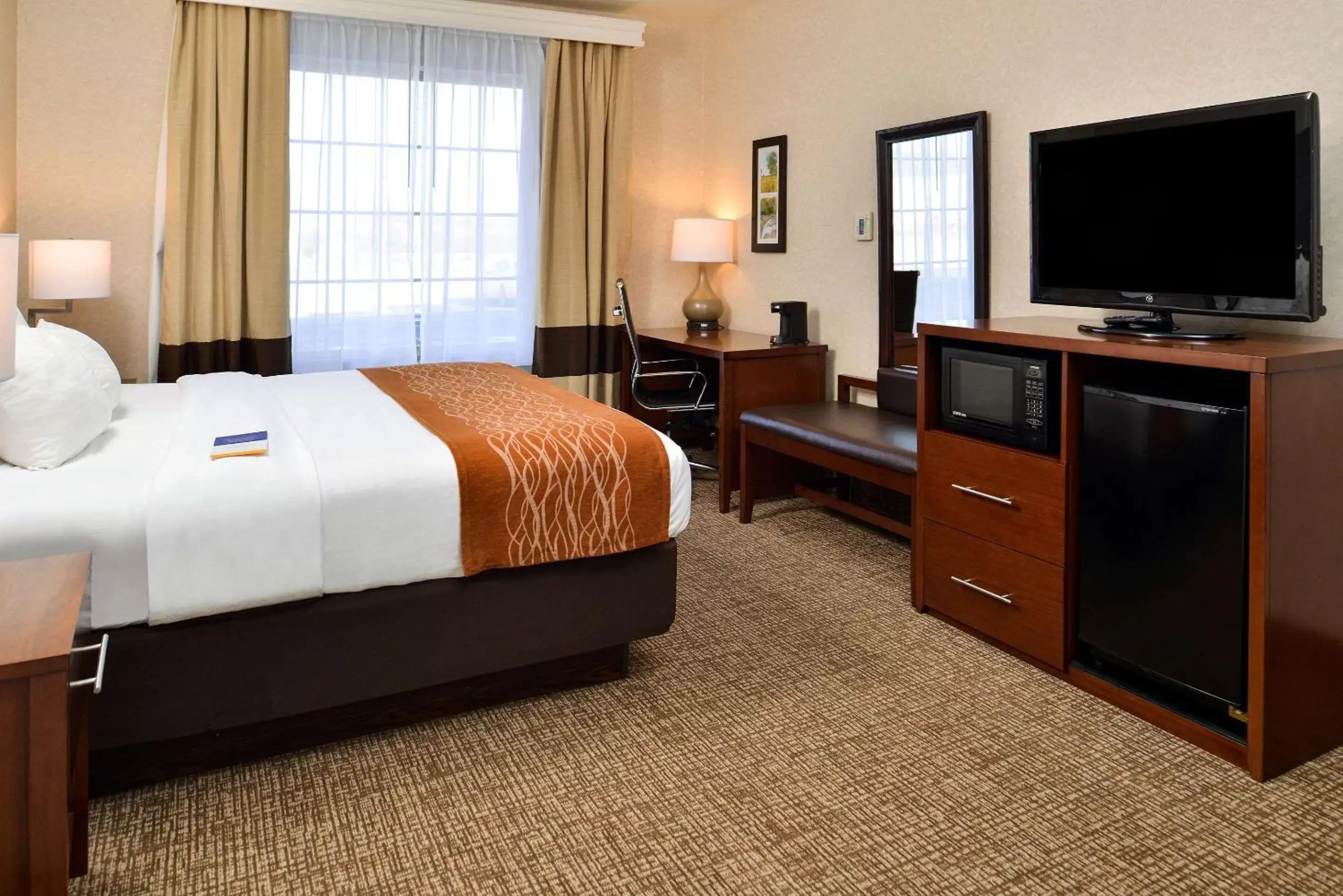 Photo of the whole room, Bed in Comfort Inn & Suites DeForest