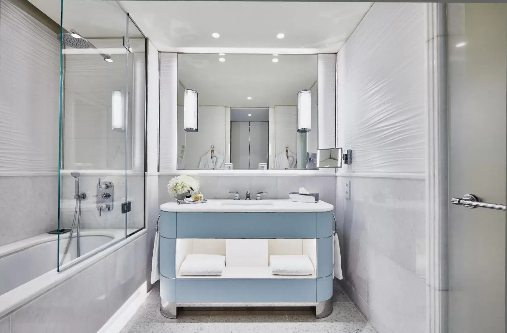 Bathroom in Hôtel Martinez, in The Unbound Collection by Hyatt